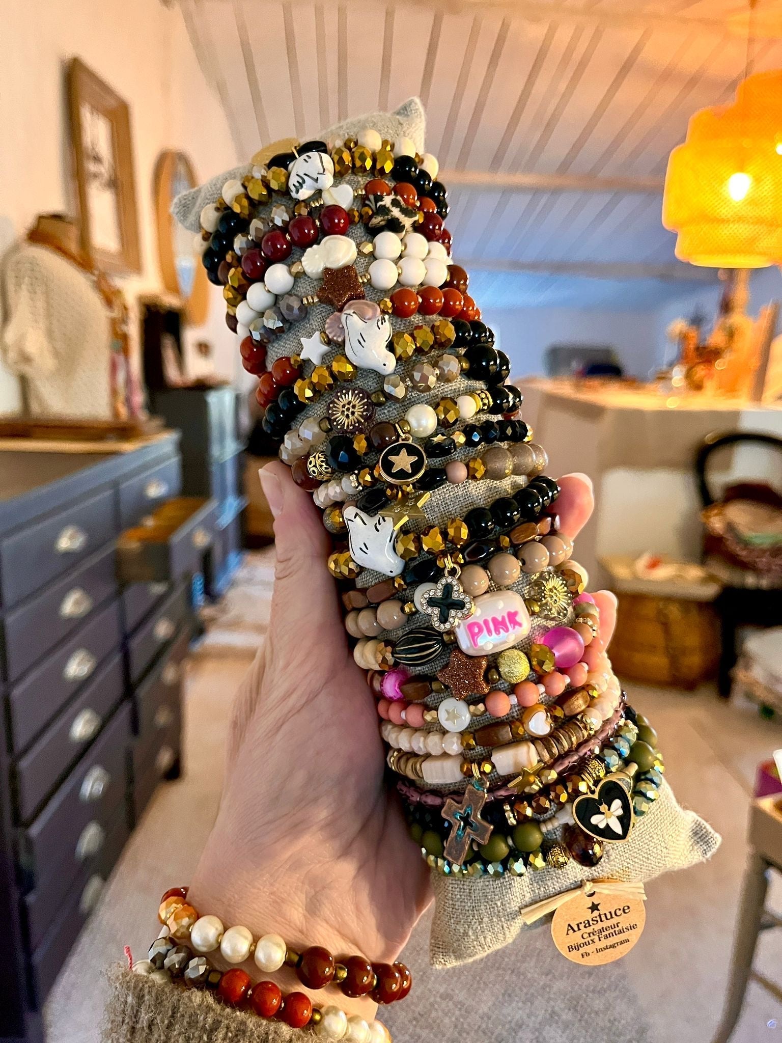 Accumuler tes bijoux bohèmes : guide élégant pour superposer colliers et bracelets