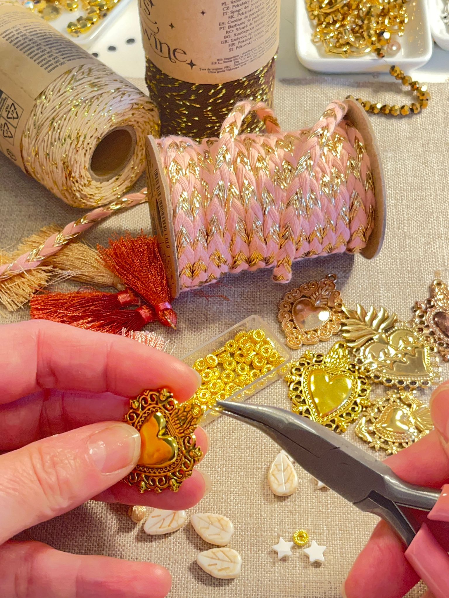 Créer un bijou bohème unique qui raconte ton histoire personnelle Arastuce