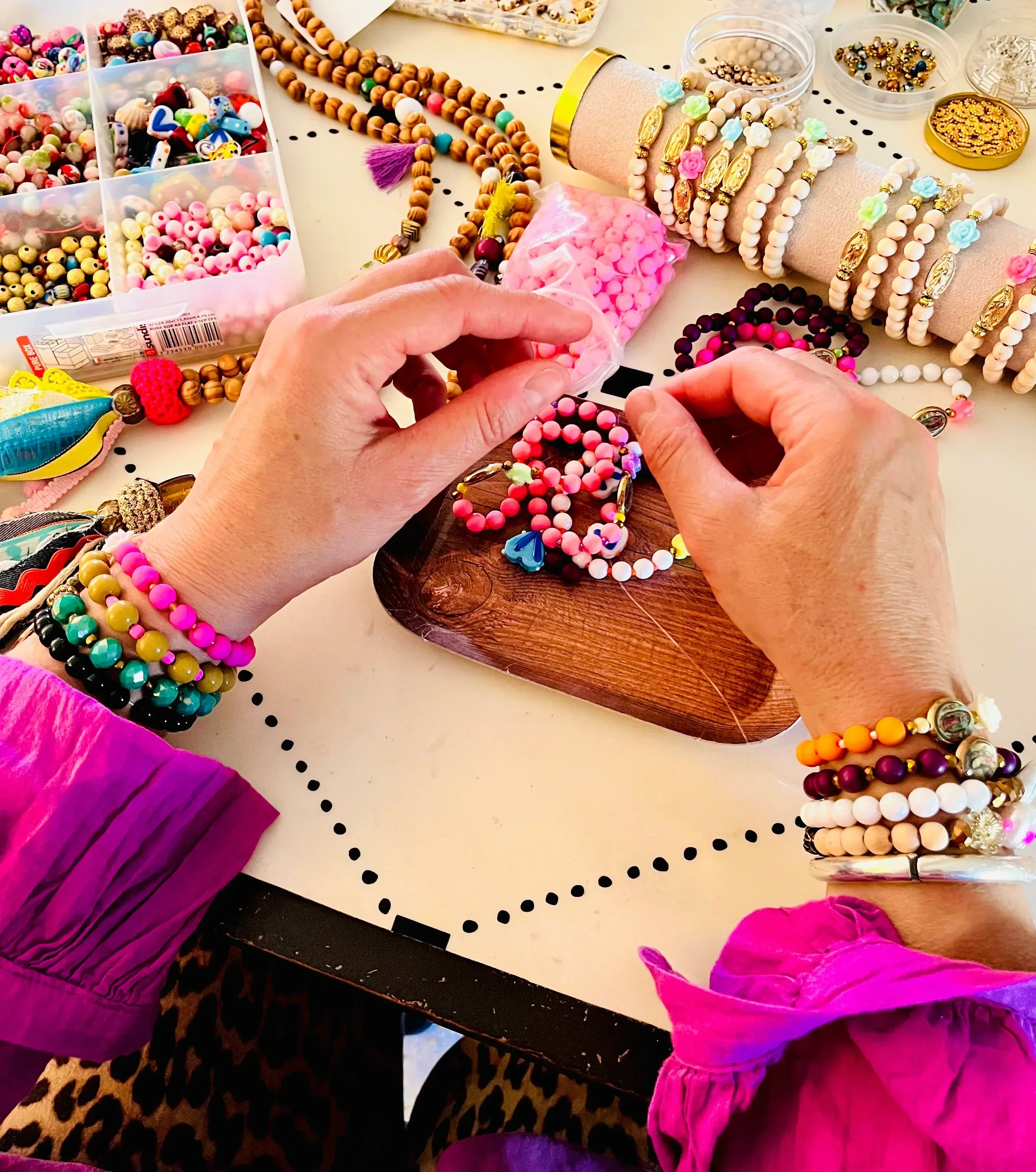 “Interview avec une créatrice de bijoux artisanaux : symboles, matières et émotions”