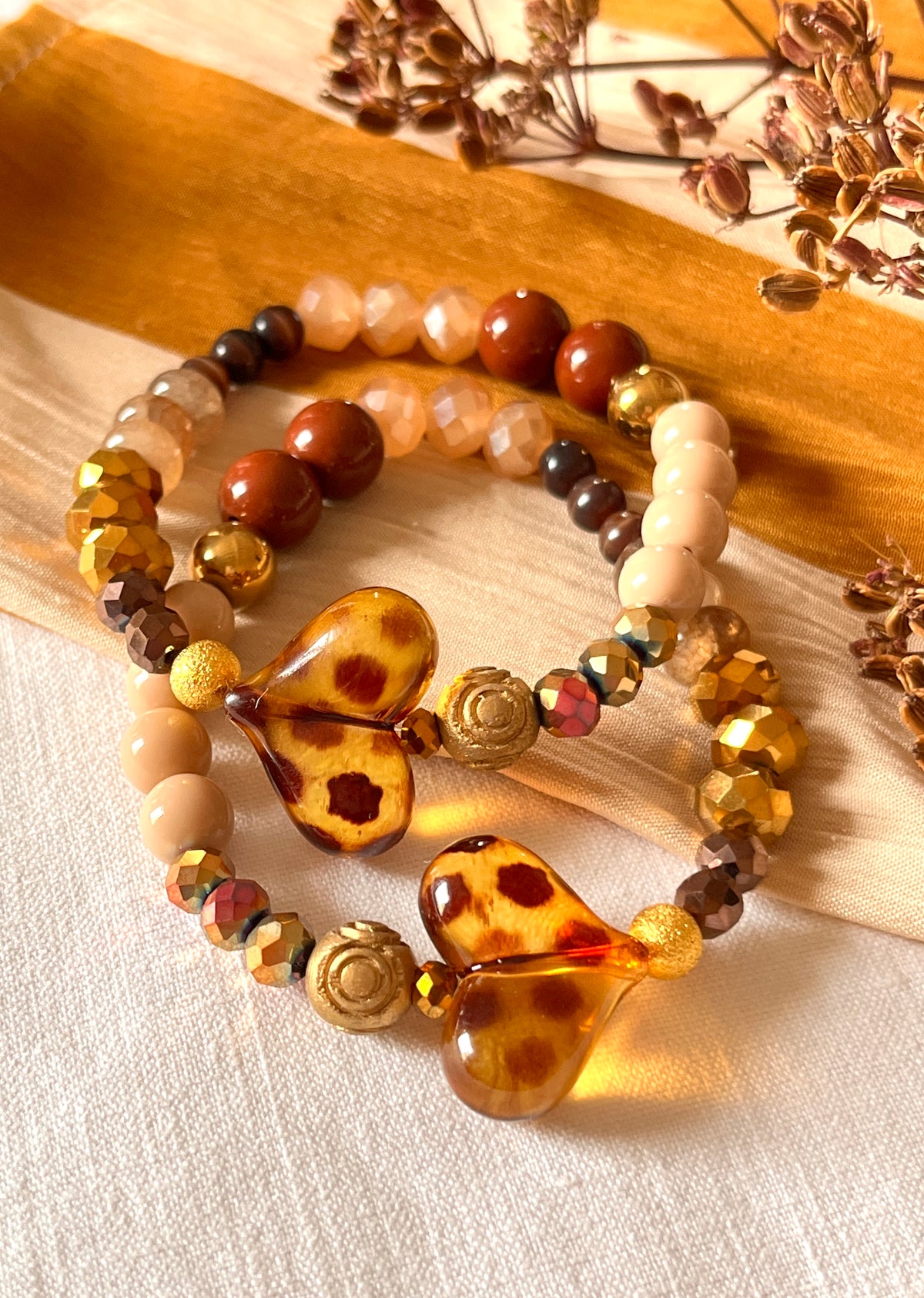 Charly – Bracelet multi perles et son coeur écaille