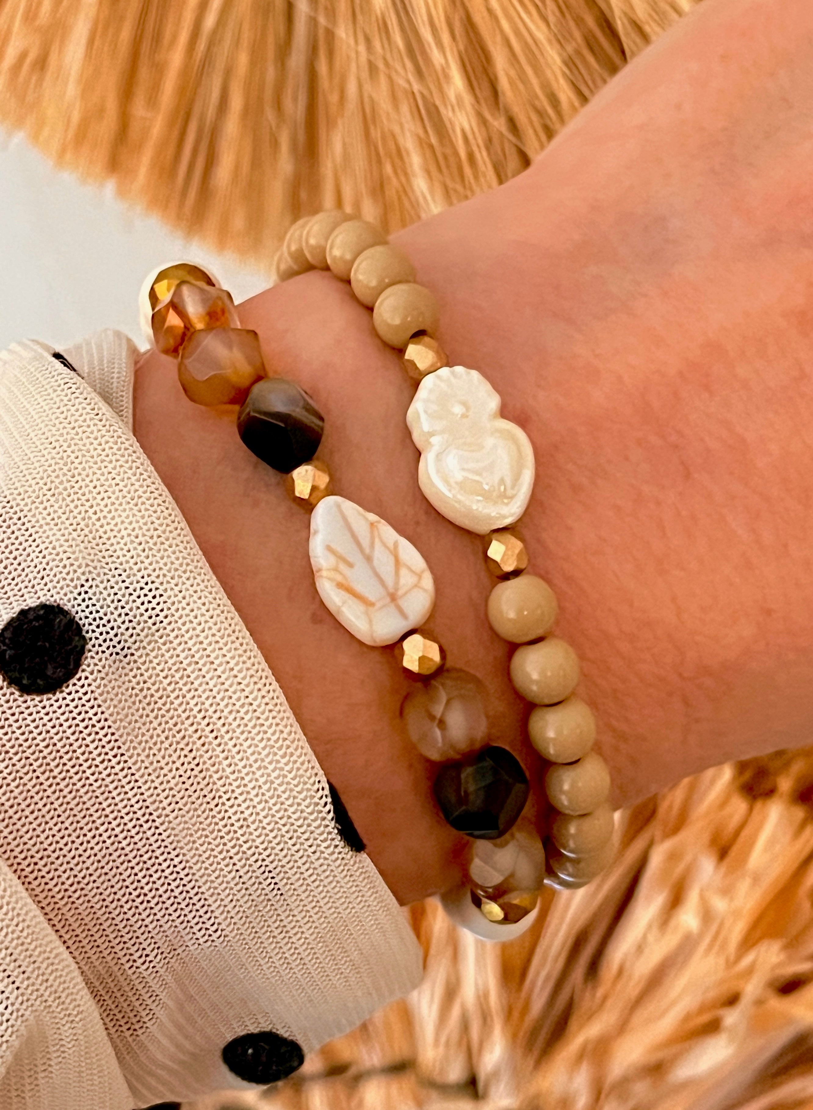 Fiona – Bracelet ivoire pierres naturelles et feuille sculptée Arastuce