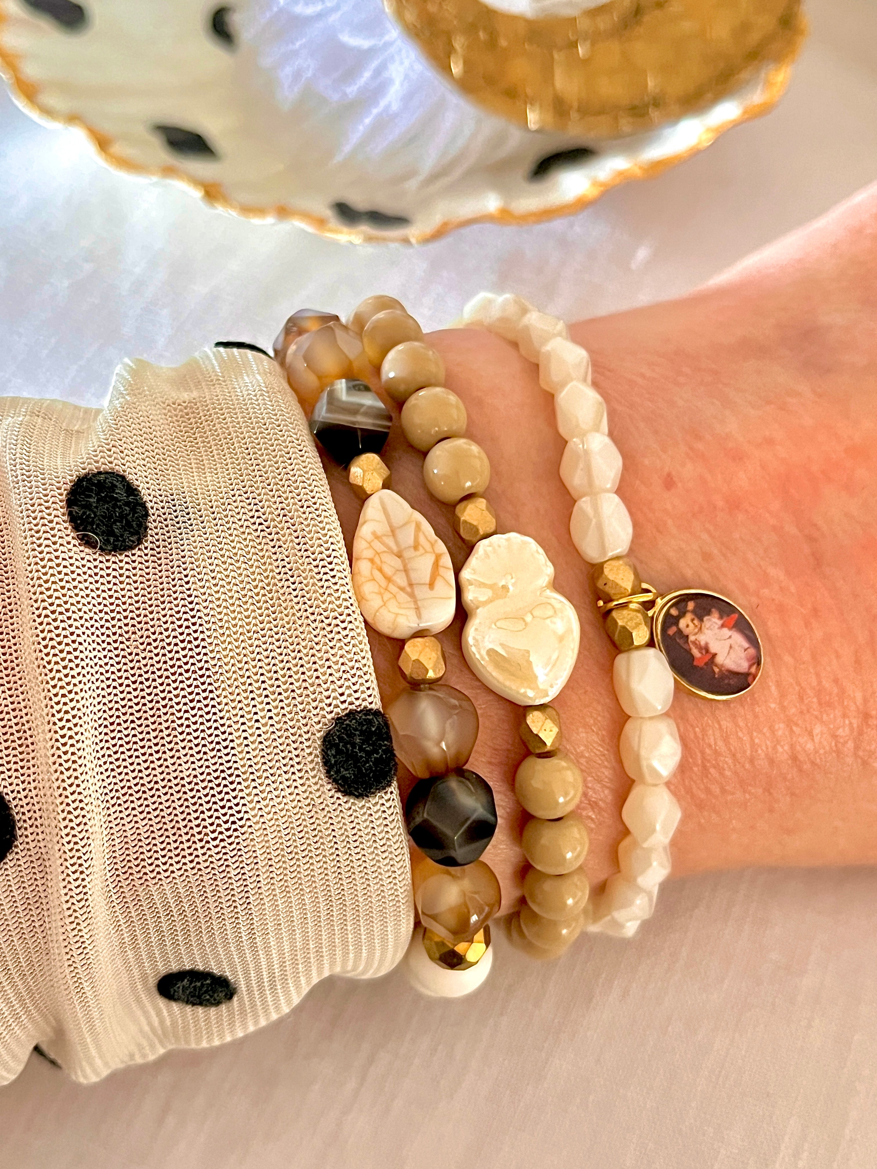 Fiona – Bracelet ivoire pierres naturelles et feuille sculptée Arastuce