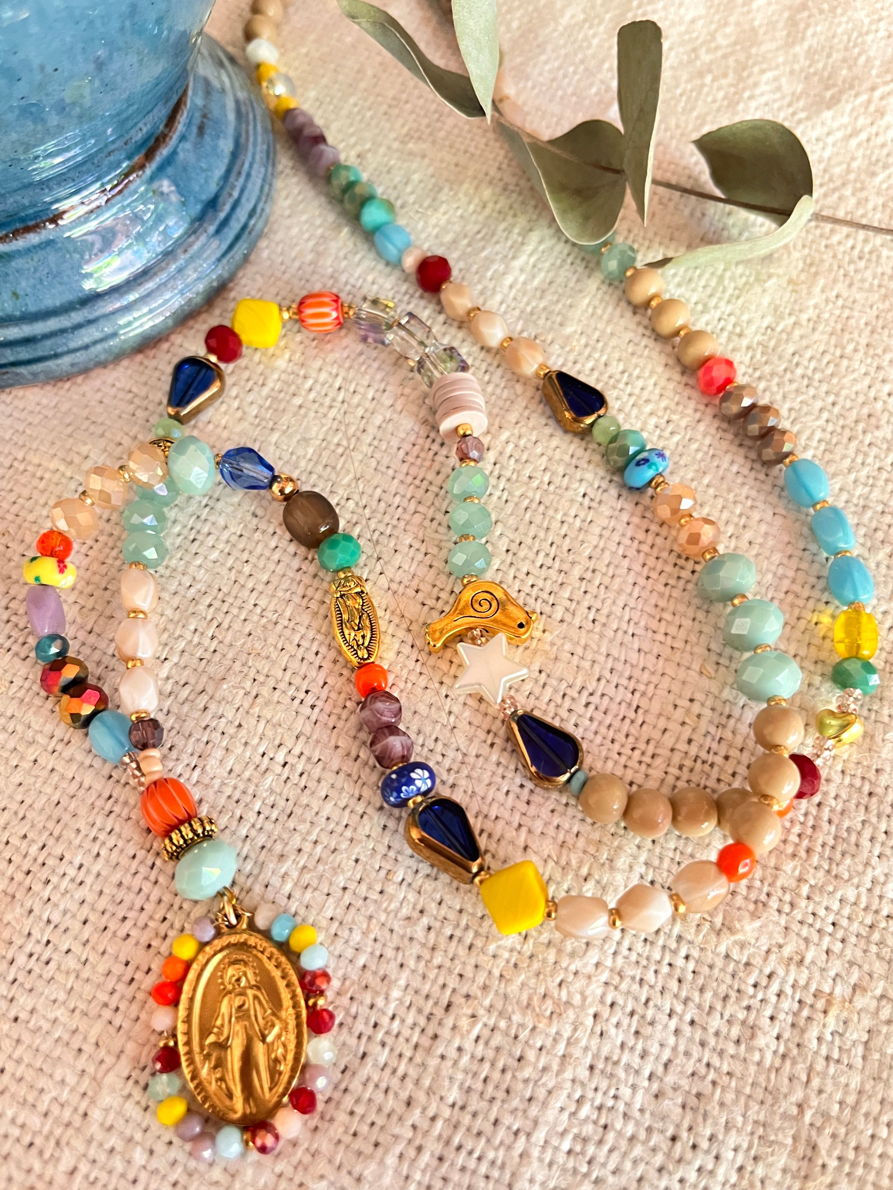 Alma - collier coloré et sa médaille perlée