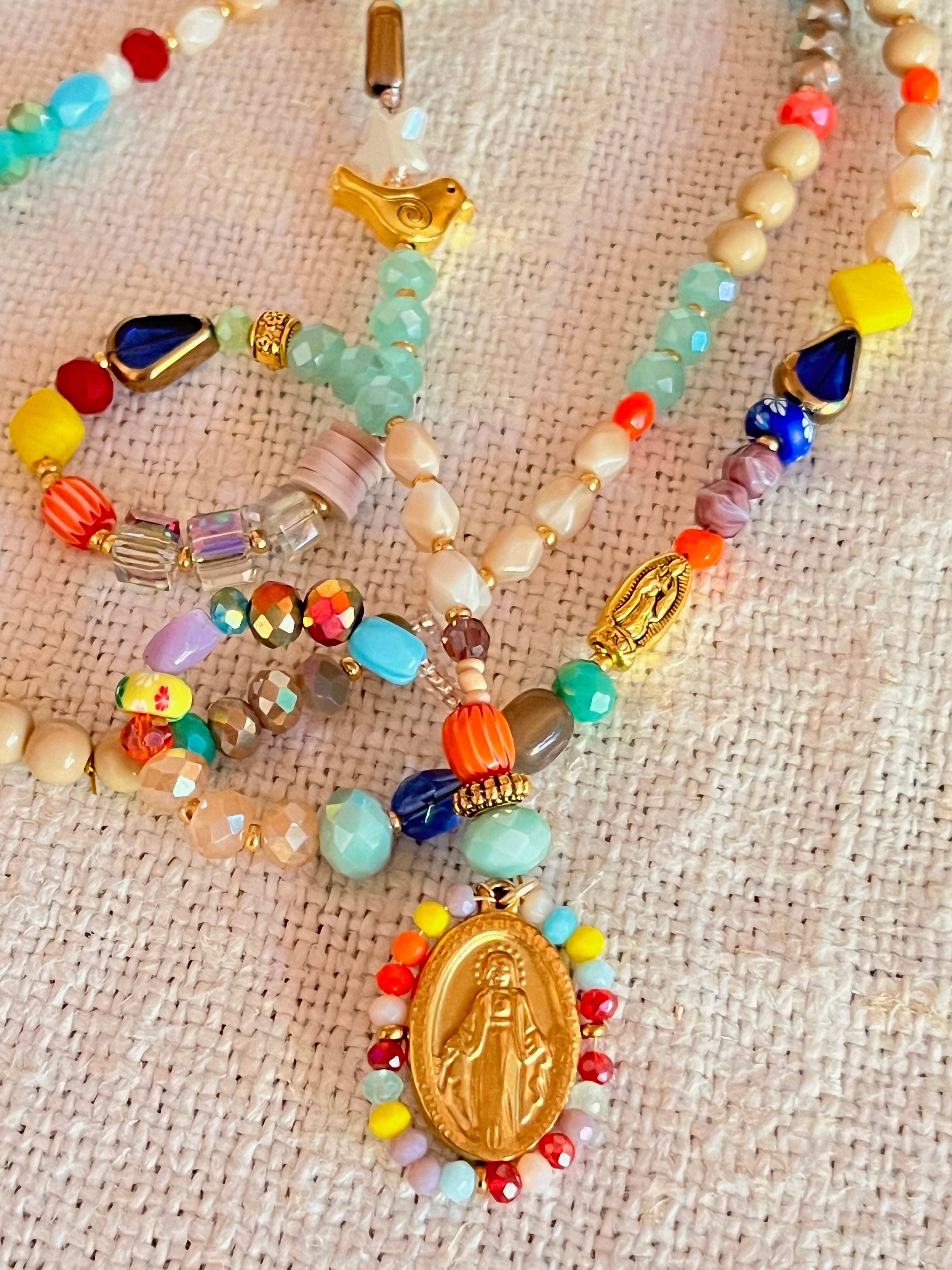 Alma - collier coloré et sa médaille perlée