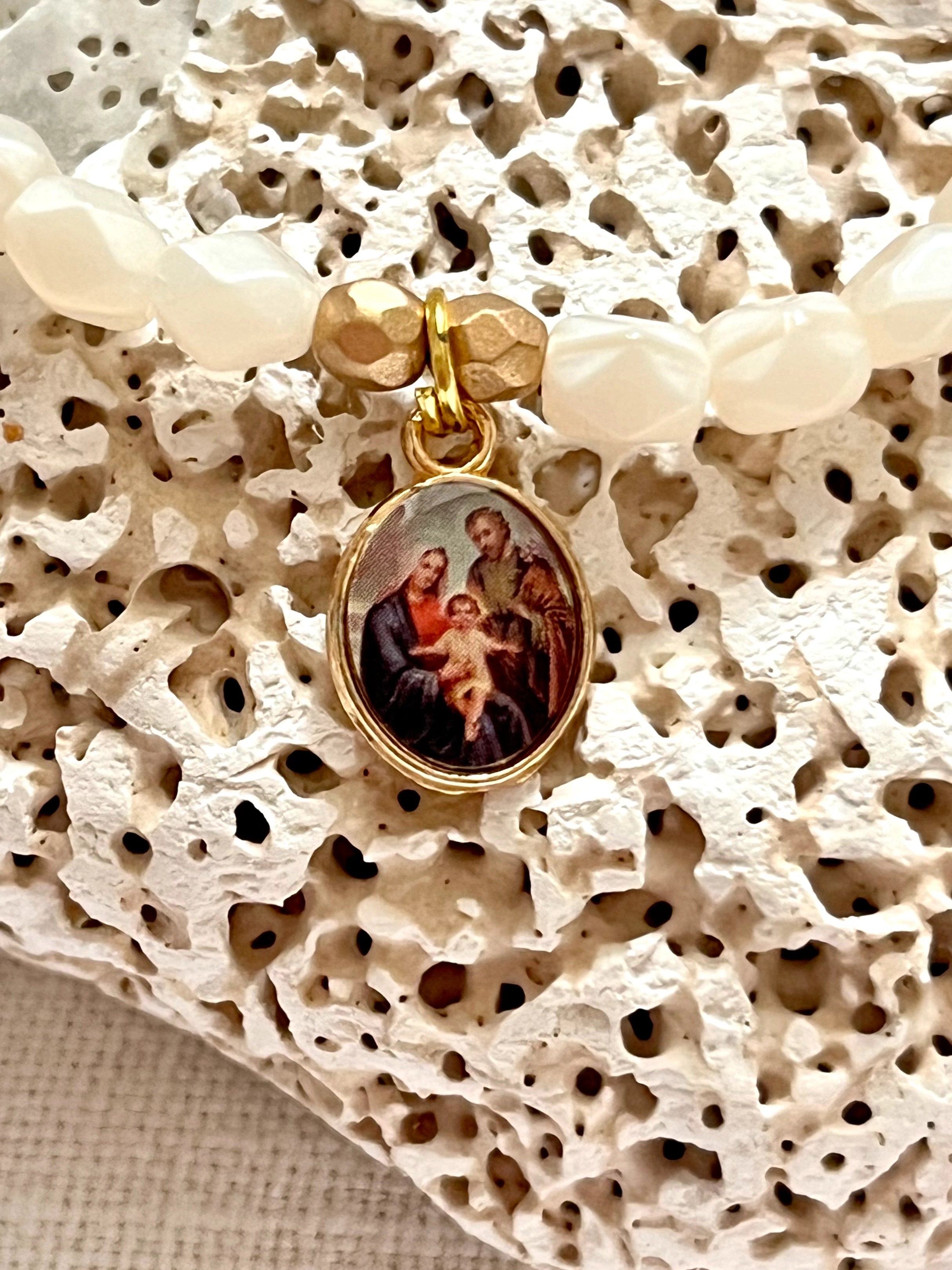 Médali - Bracelet en perles de nacre et médaille dorée Arastuce