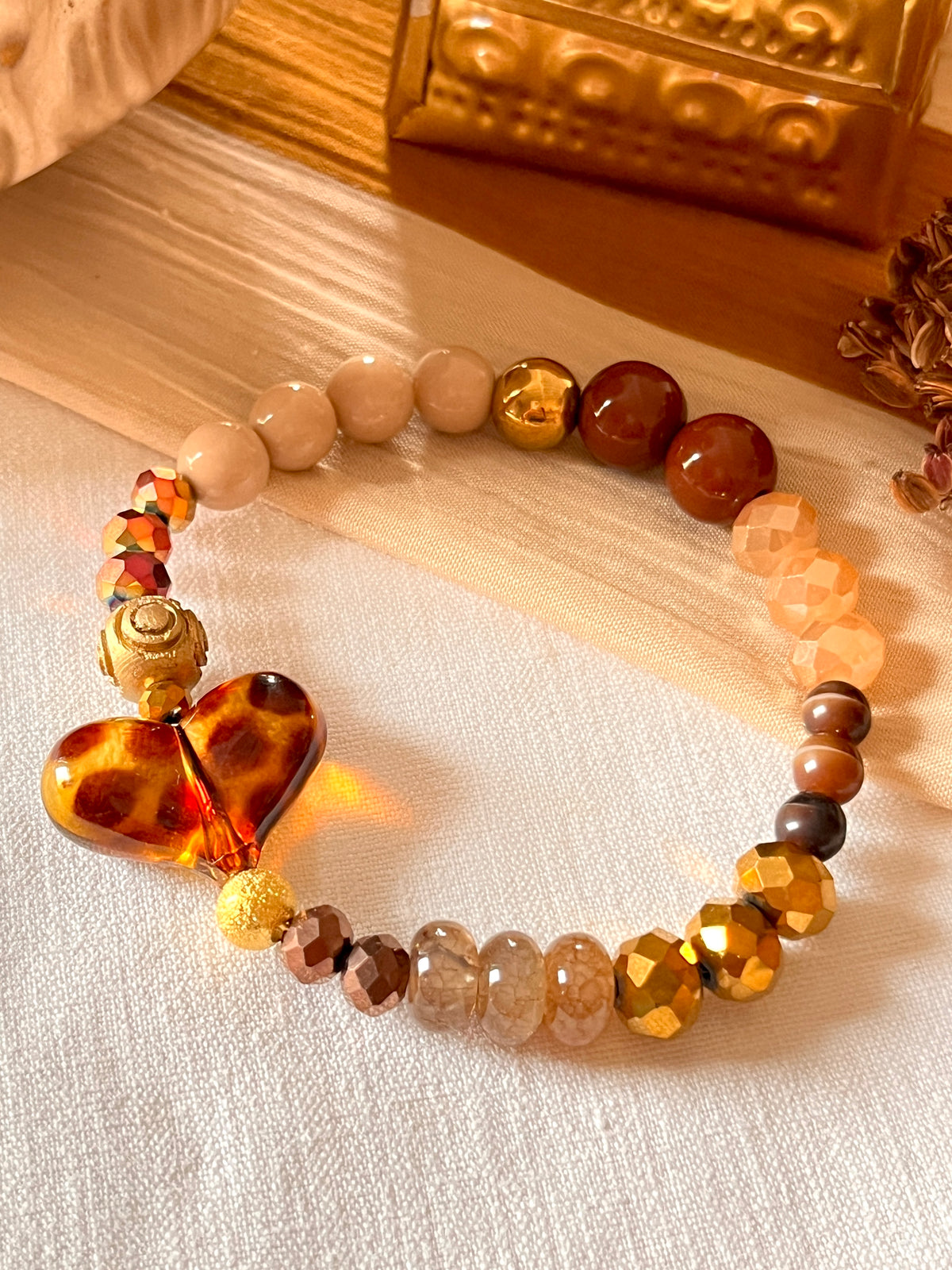 Charly – Bracelet multi perles et son coeur écaille