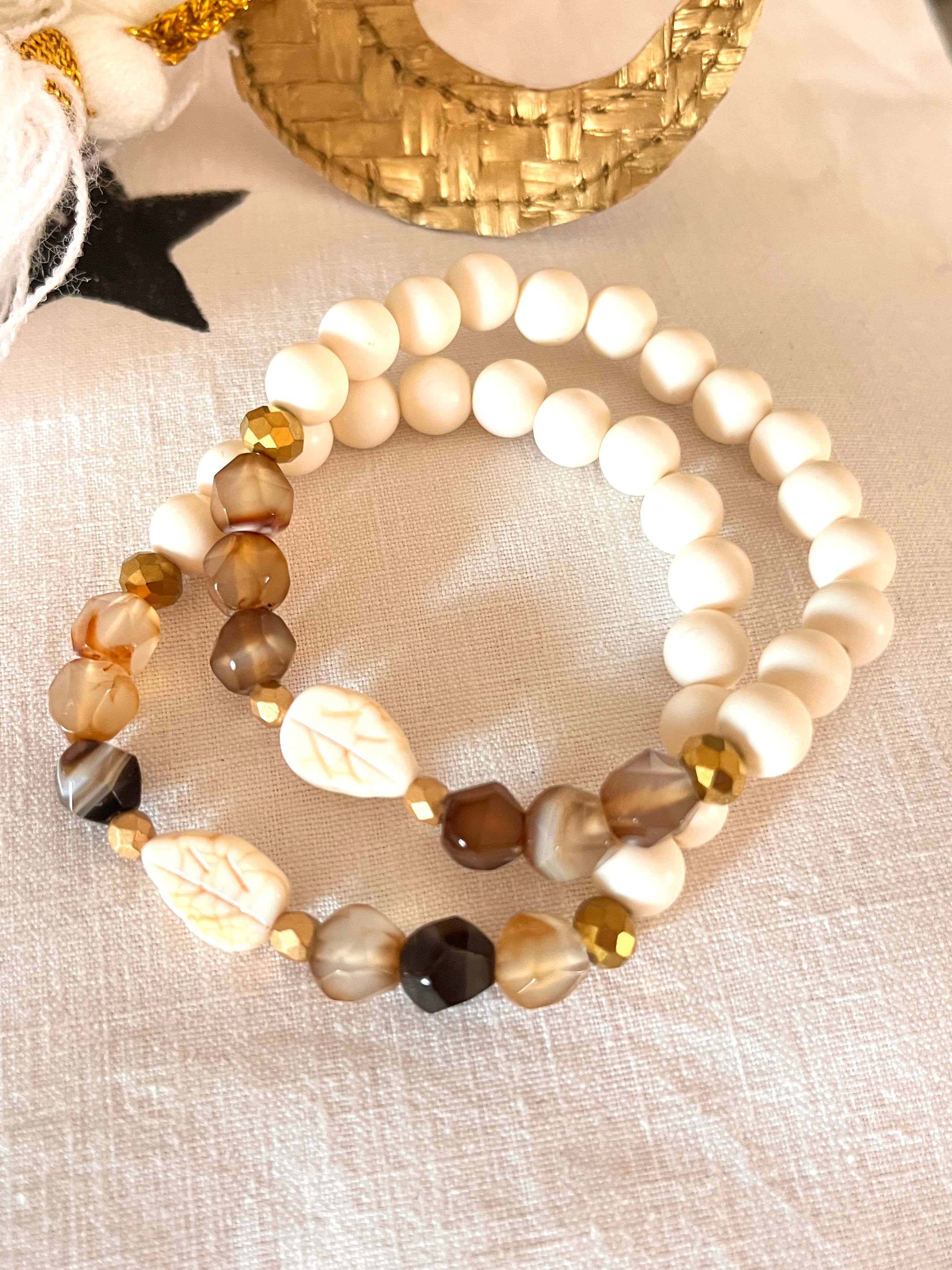 Fiona – Bracelet ivoire pierres naturelles et feuille sculptée Arastuce