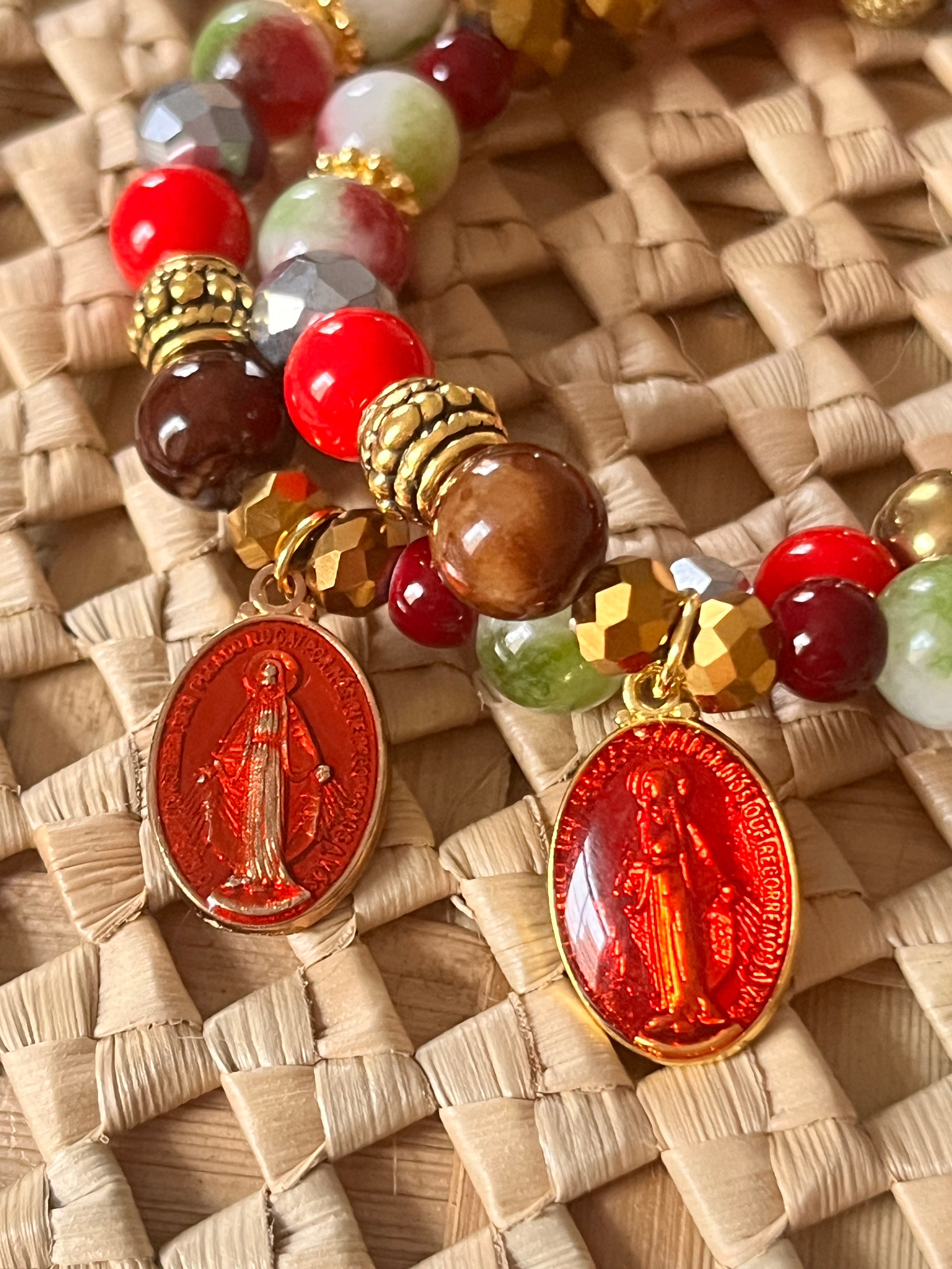 Madone rouge – Bracelet multi perles & médaille vierge rouge