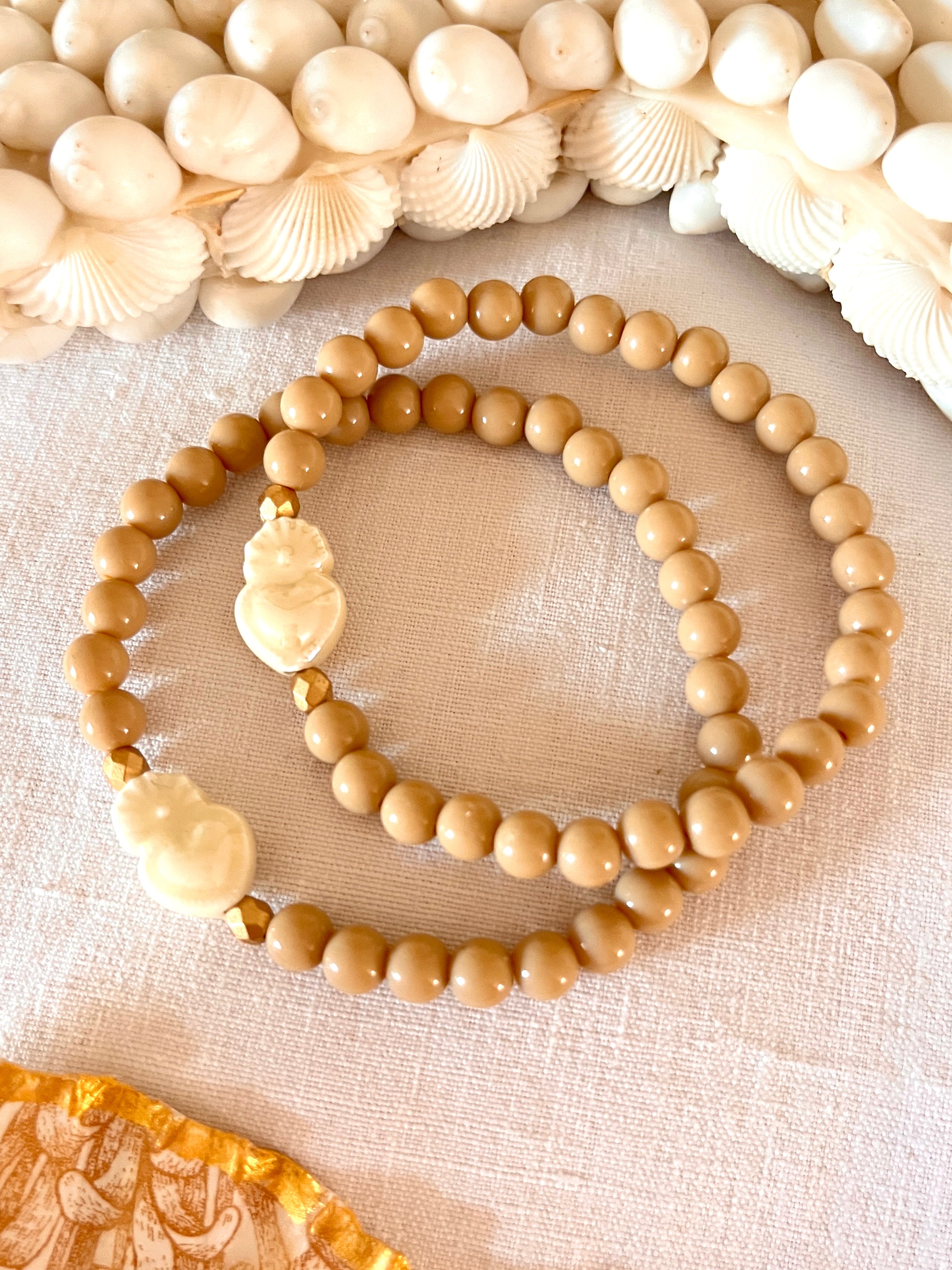Milo – Bracelet perles mastic et coeur sacré faïence blanc Arastuce