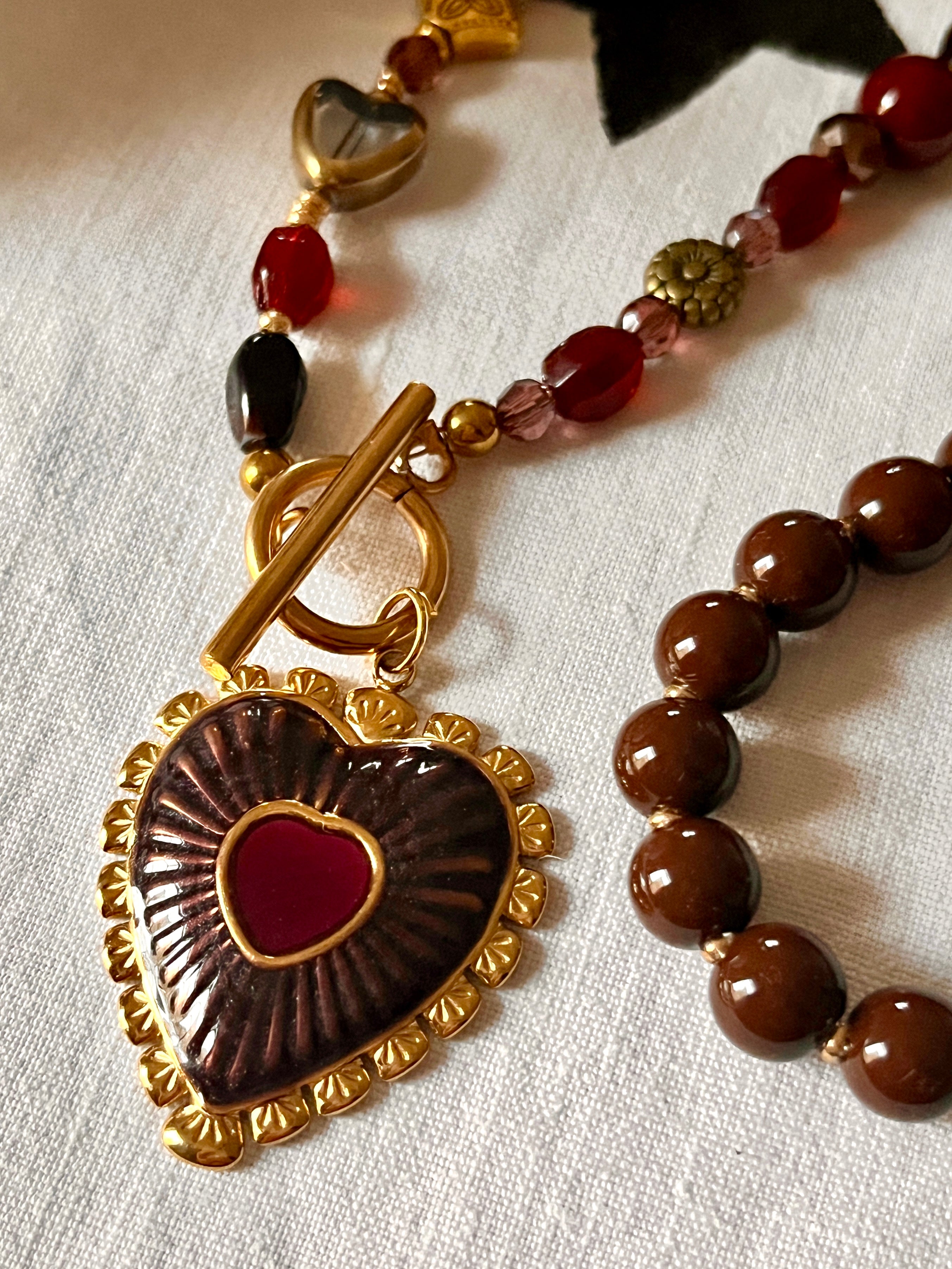 Rubis-ras-de-cou chocolat et coeur grenat