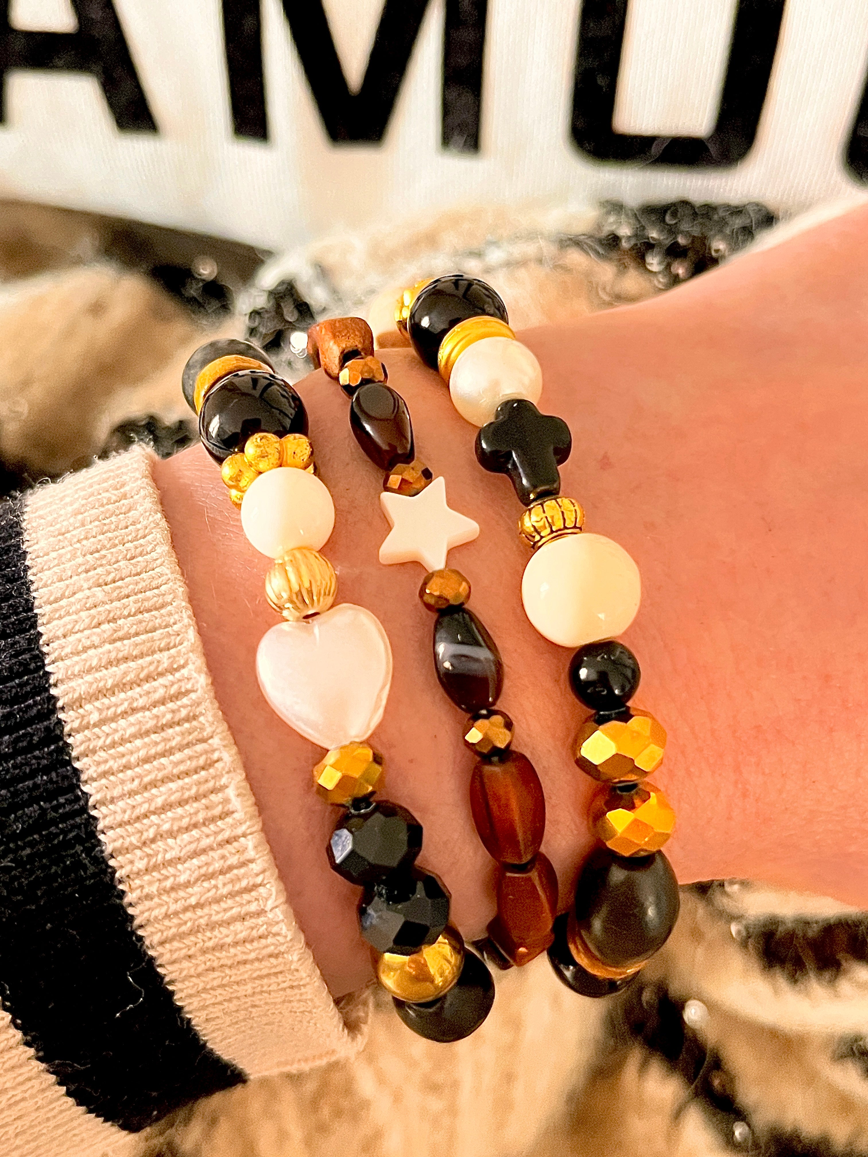 Socco – Bracelet noir et naturel, douceur et caractère Arastuce