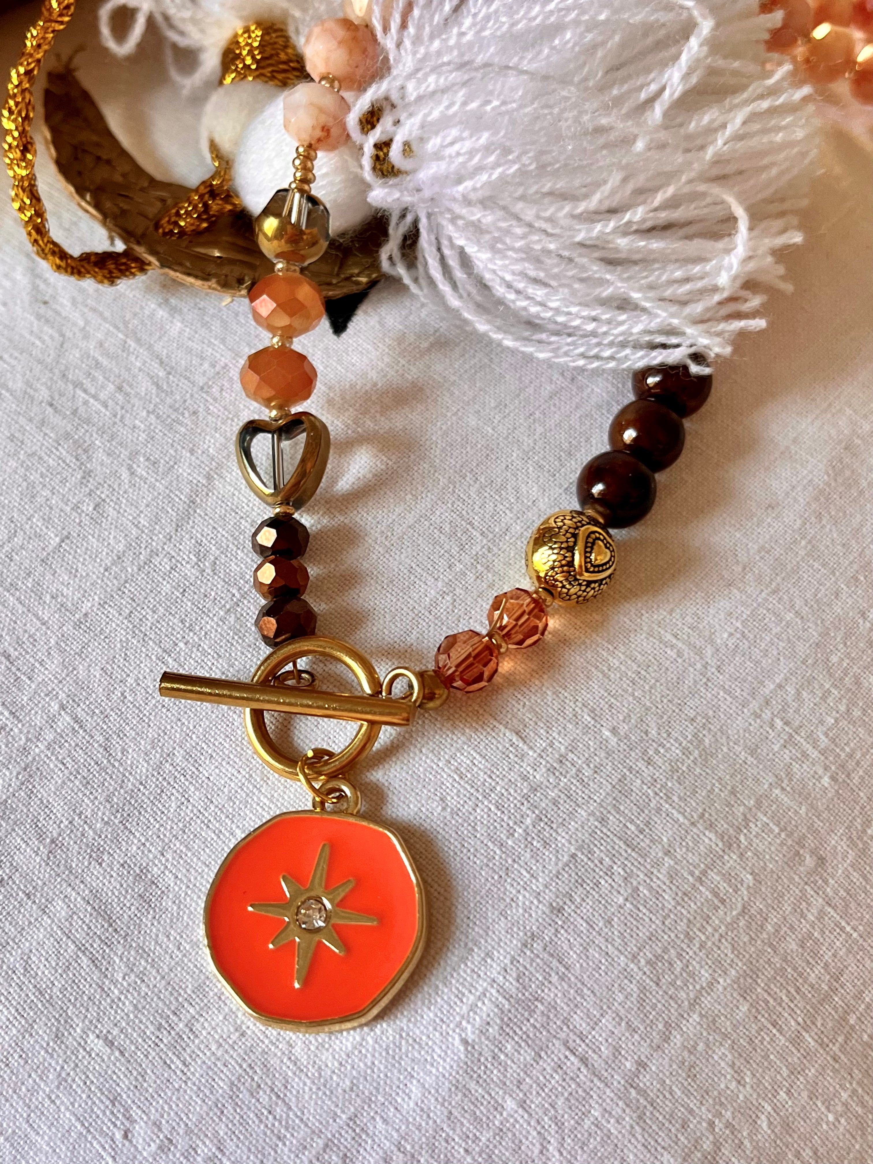 SOON - ras-de-cou perles- médaille orange étoile et strass