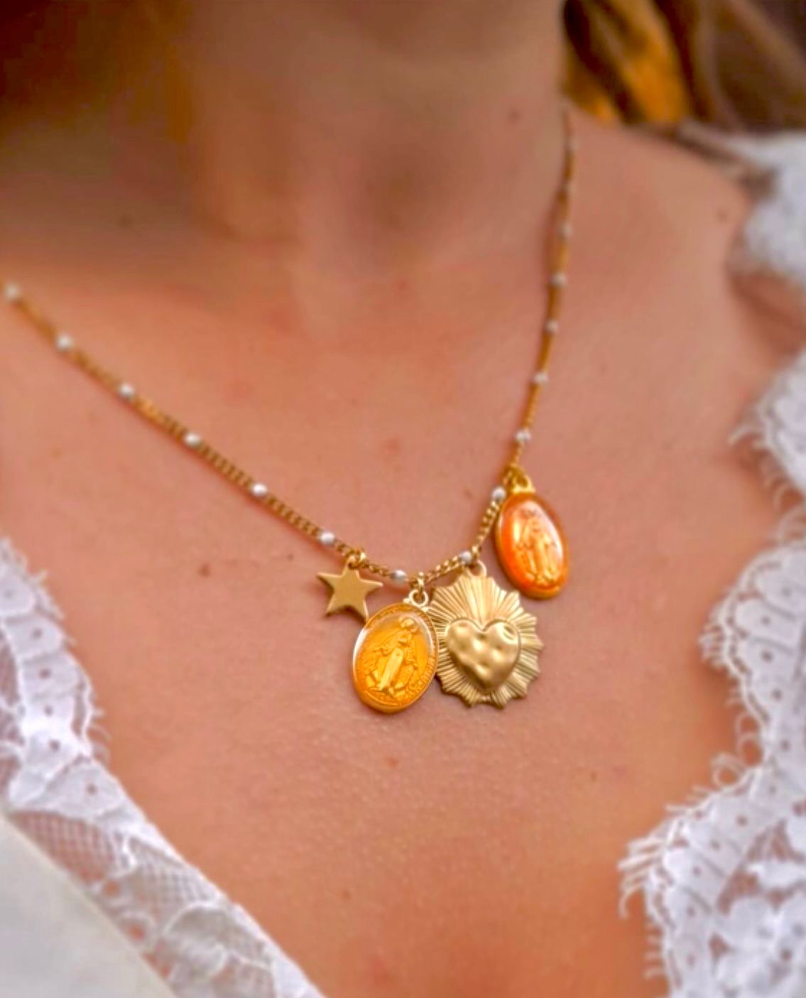 Associer bijoux bohèmes à un style minimaliste sans perdre son identité