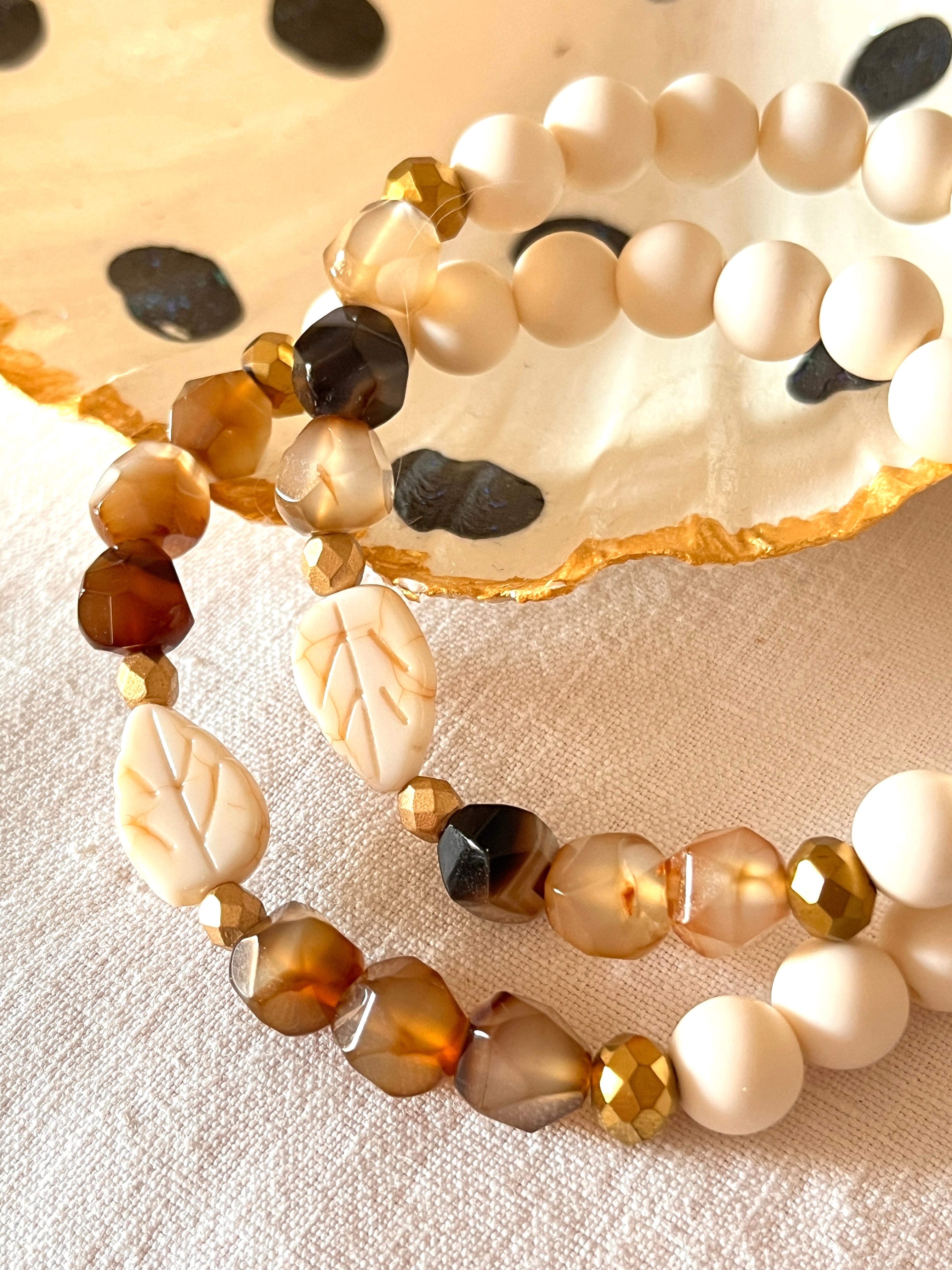 Fiona – Bracelet ivoire pierres naturelles et feuille sculptée Arastuce