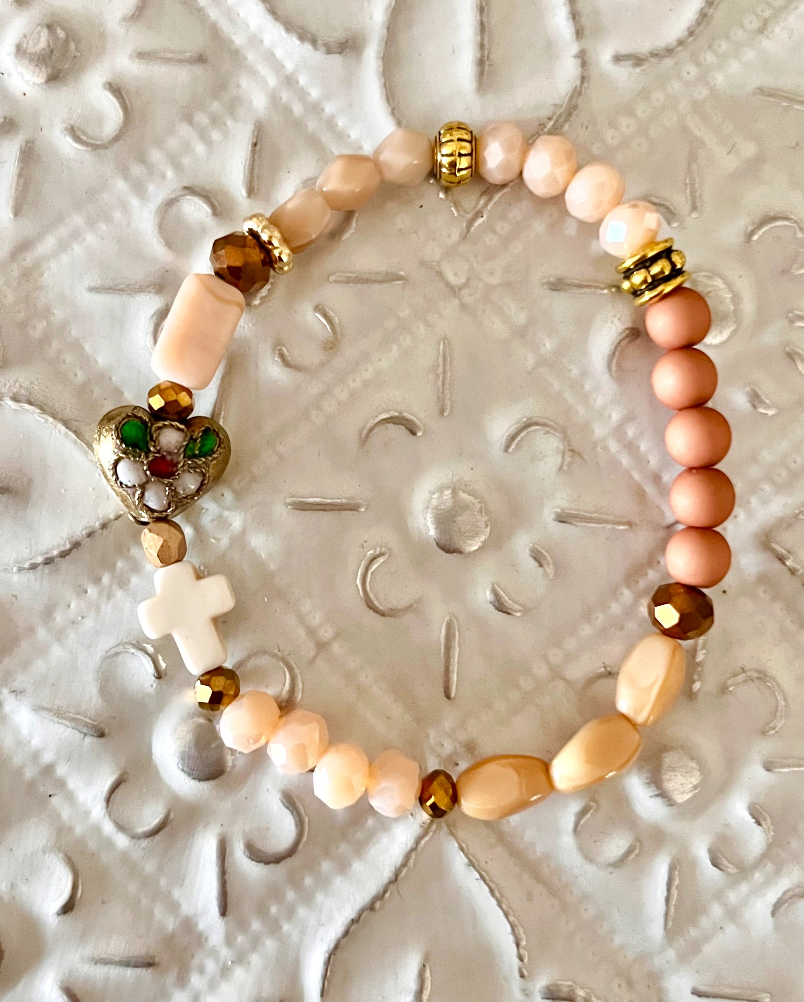 Joy – Bracelet cœur cloisonné & perles anciennes Arastuce
