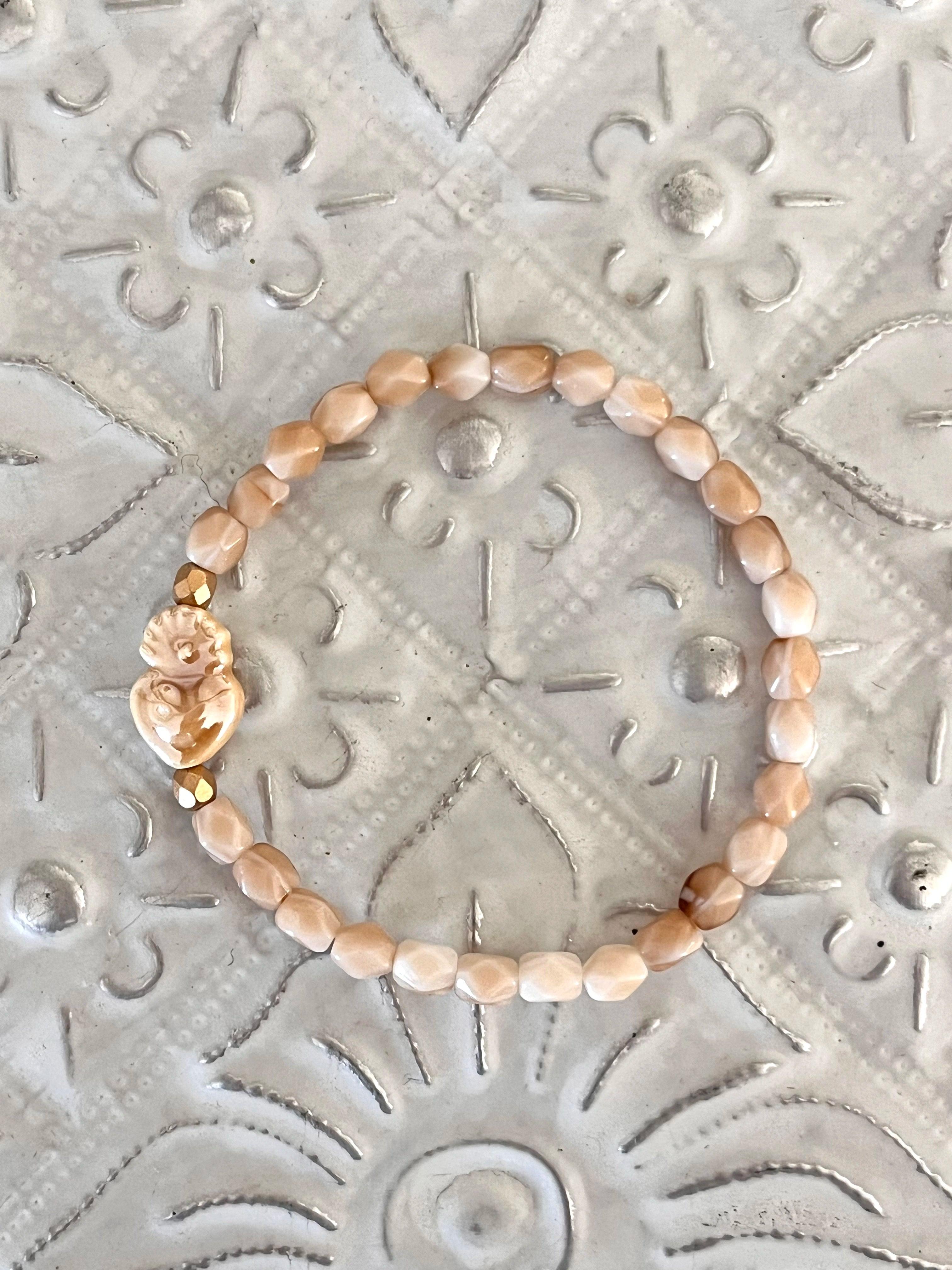 Cœur Sacré – Bracelet perles anciennes beige & faïence Arastuce