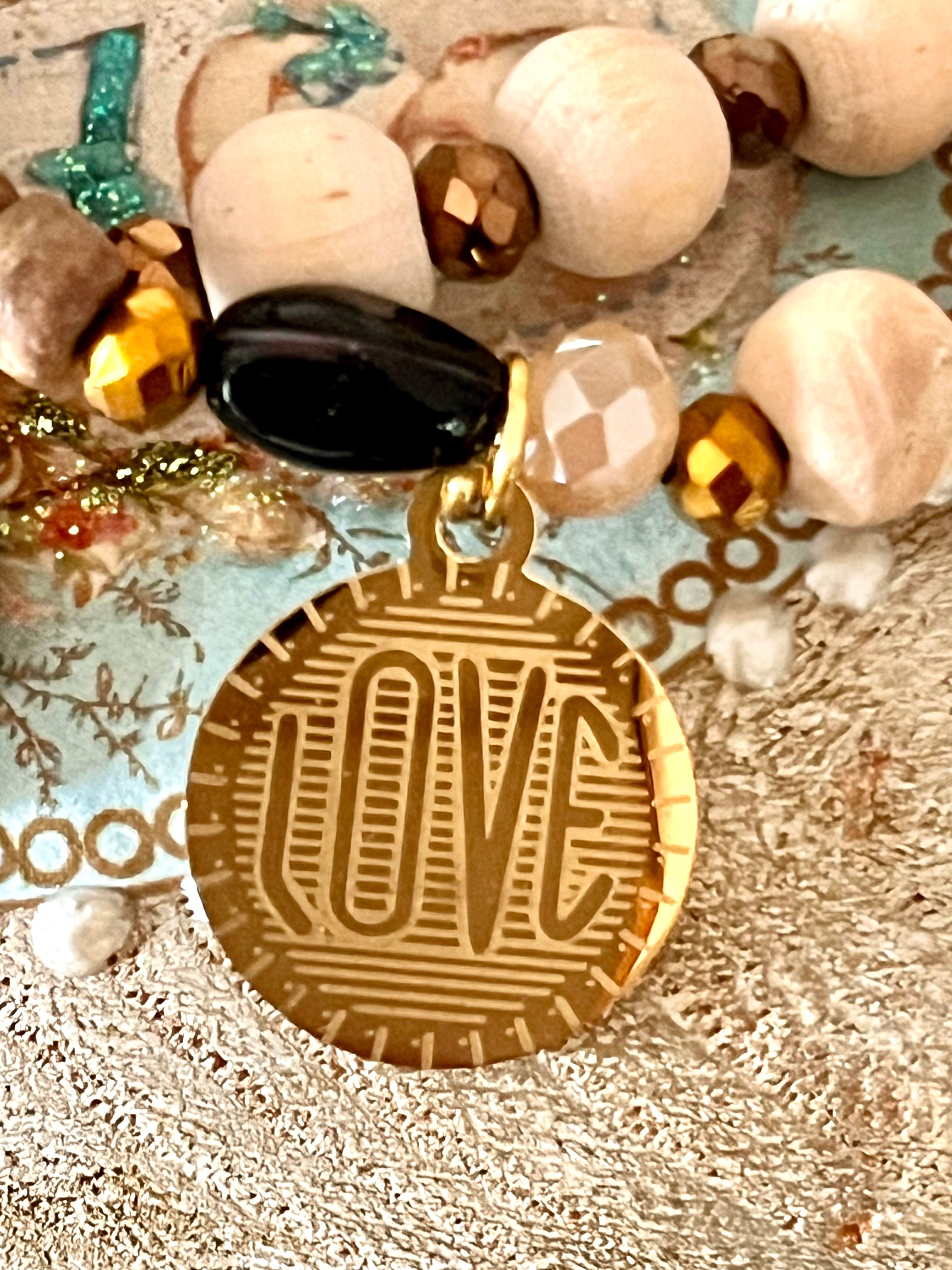LOVE – Bracelet bois naturel & médaille gravée Arastuce