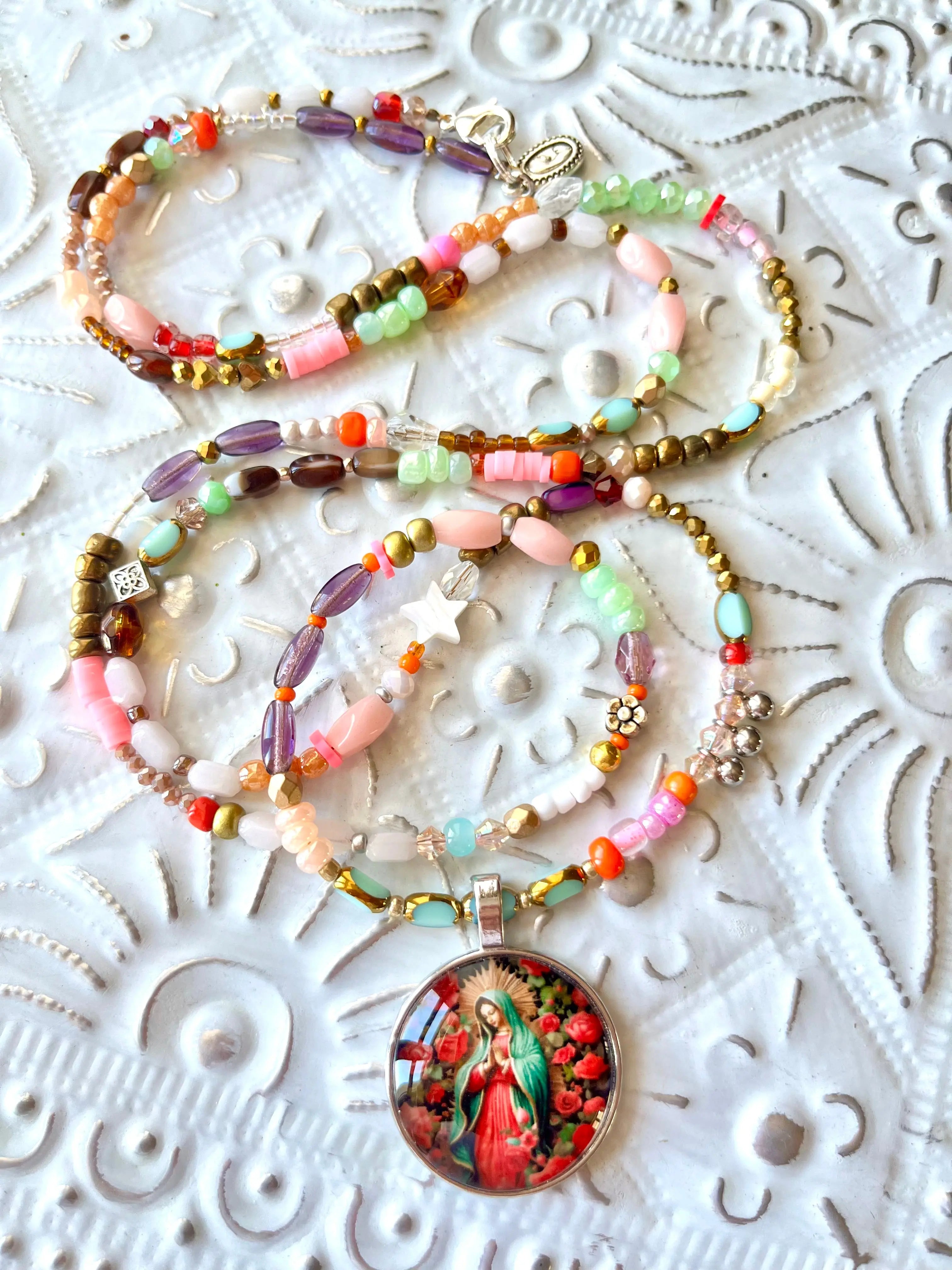 MÉDALI – Sautoir Madone & perles colorées Ma boutique