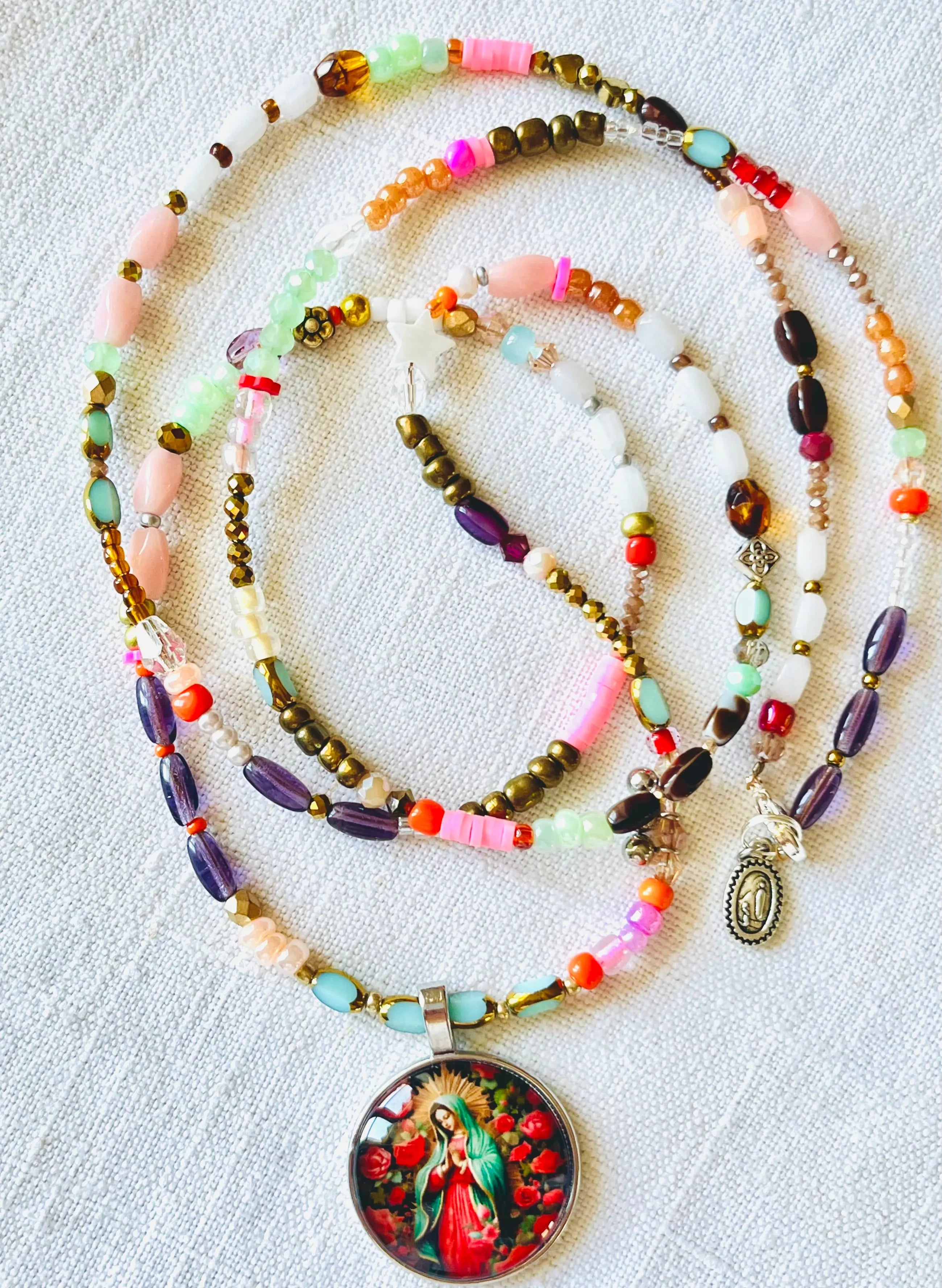MÉDALI – Sautoir Madone & perles colorées Ma boutique