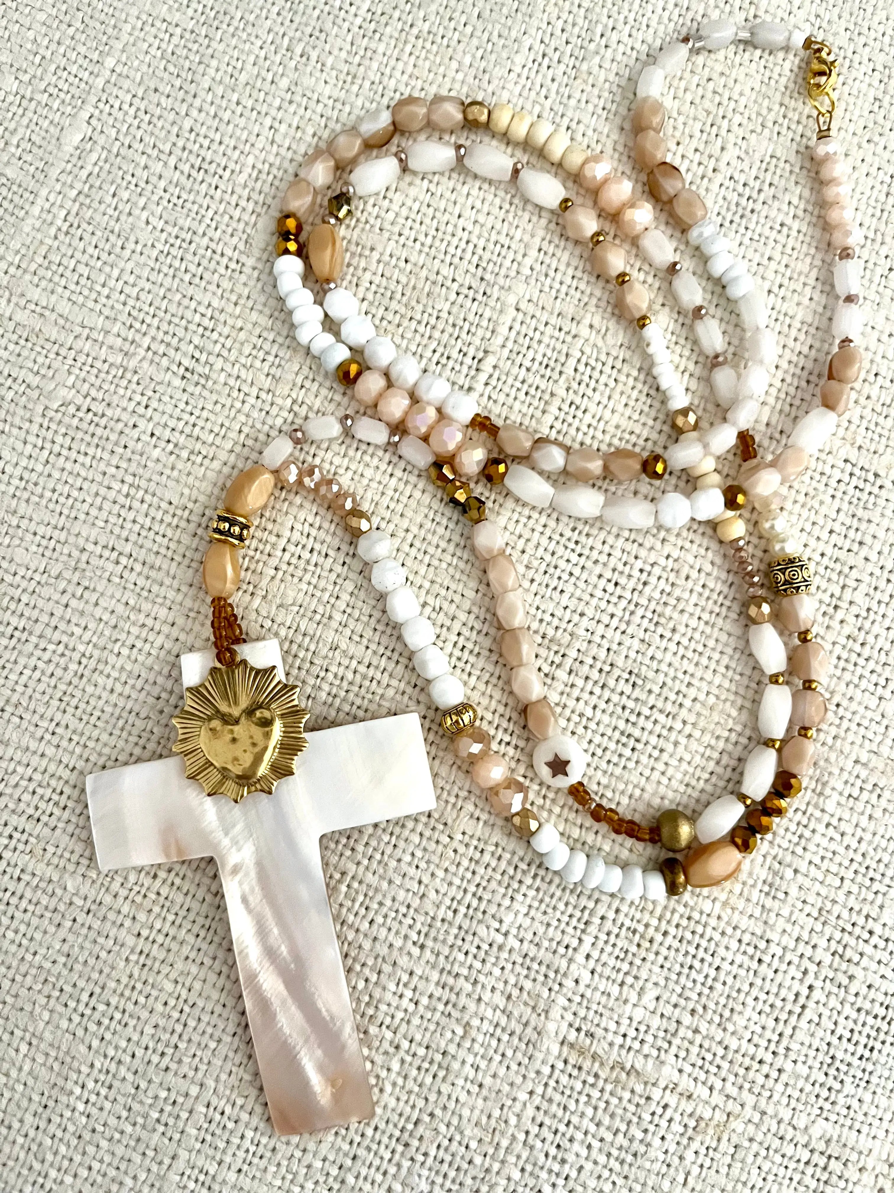 INÈS – Sautoir croix en nacre naturelle Ma boutique
