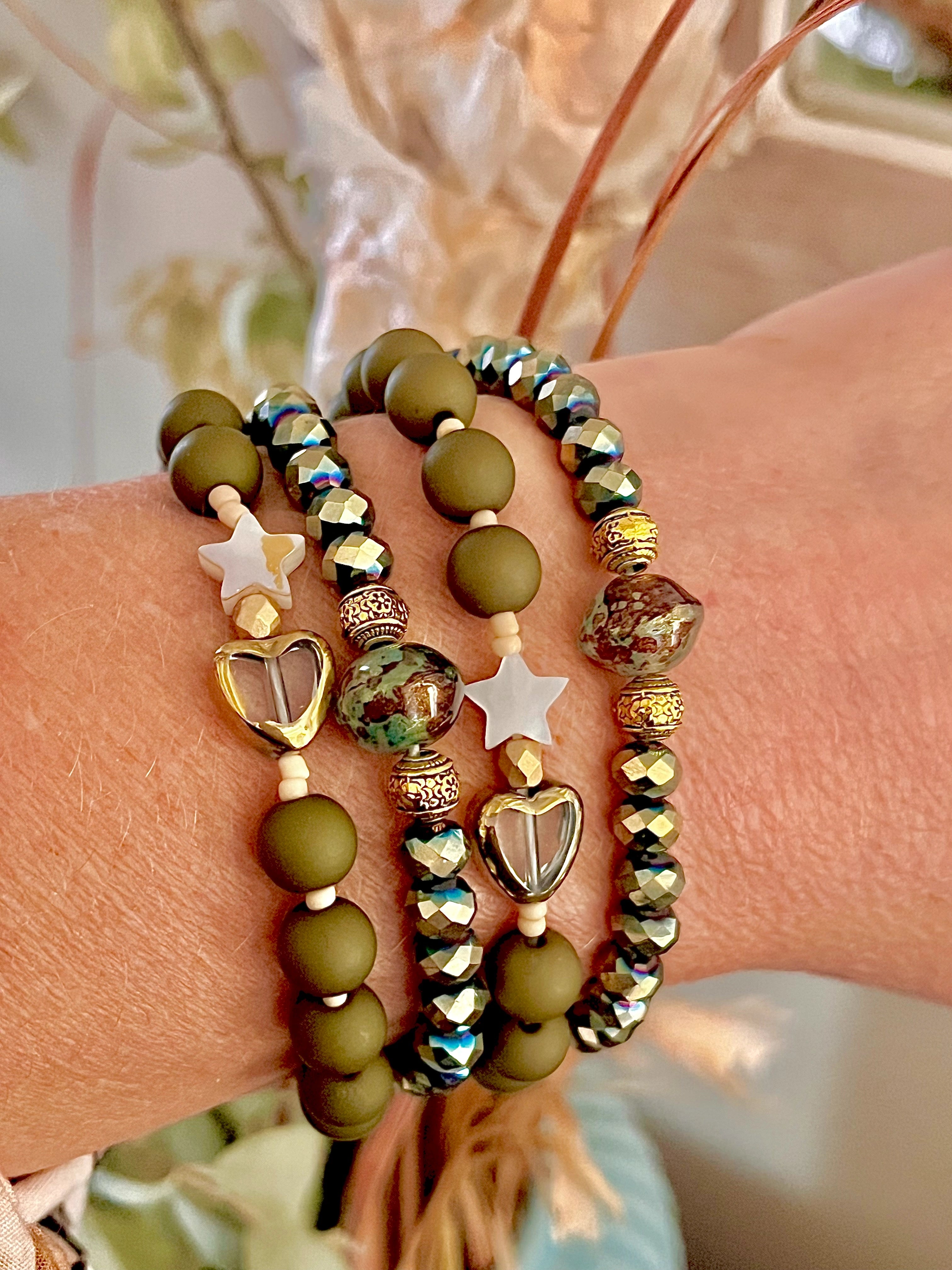 Neeris – Bracelet perles facettes irisées vert grisé