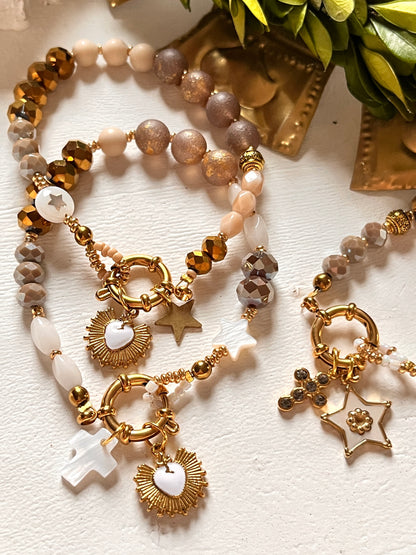 Smile B. – Bracelet perles fermoir et charm's Blancs Arastuce