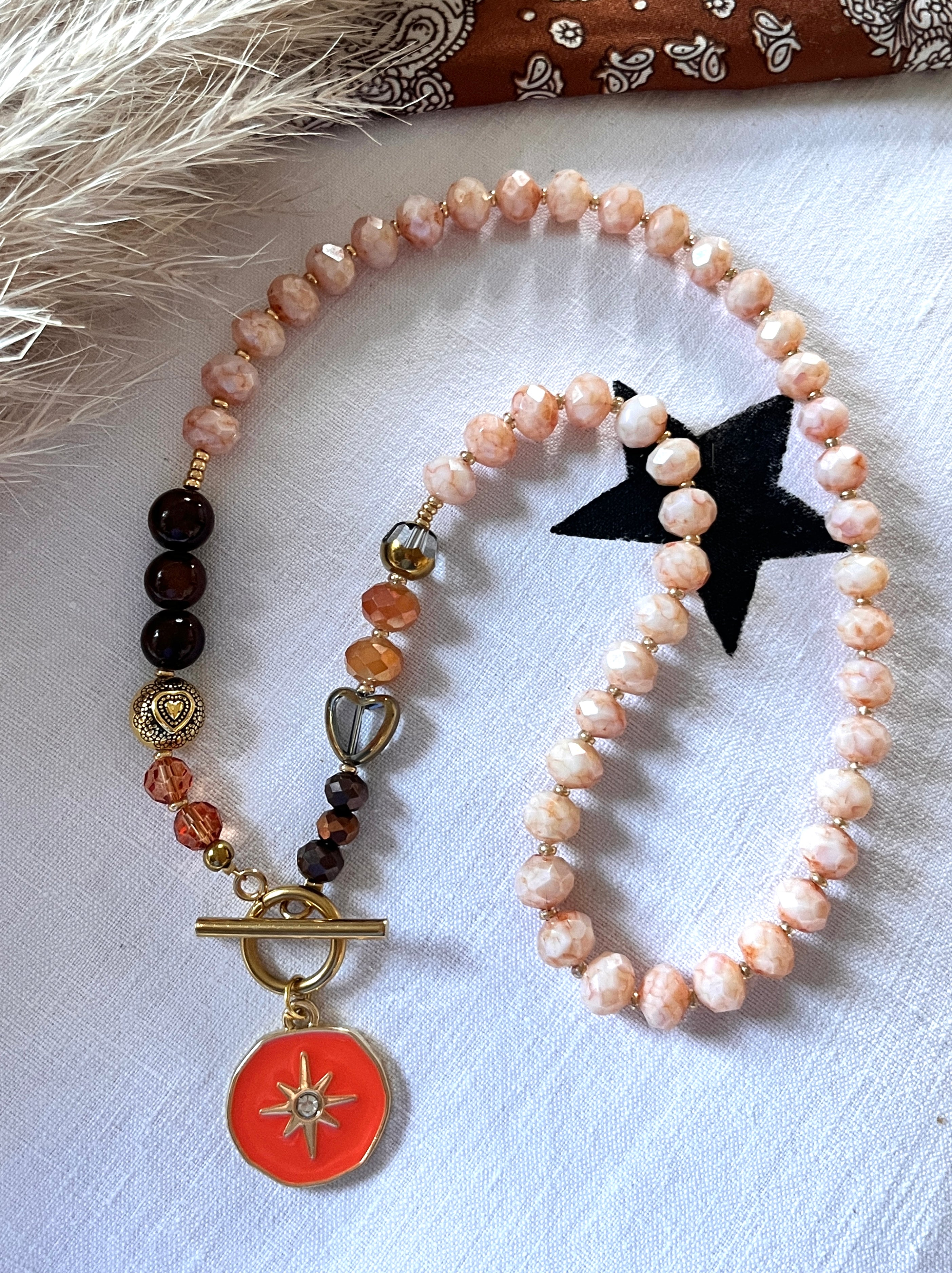 SOON - ras-de-cou perles- médaille orange étoile et strass