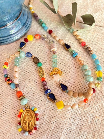 Alma - collier coloré et sa médaille perlée