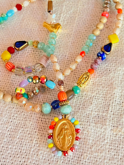 Alma - collier coloré et sa médaille perlée