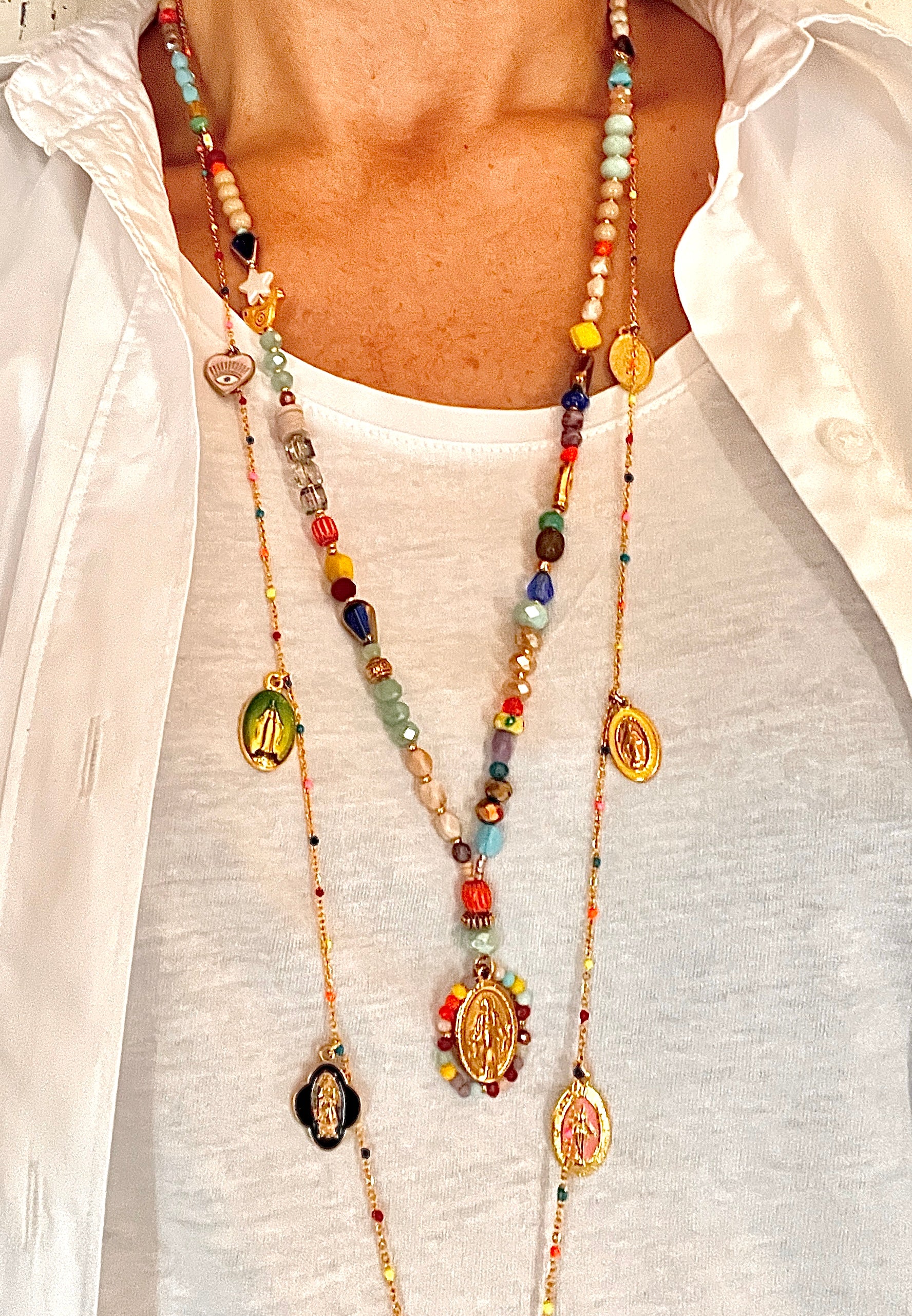 Alma - collier coloré et sa médaille perlée