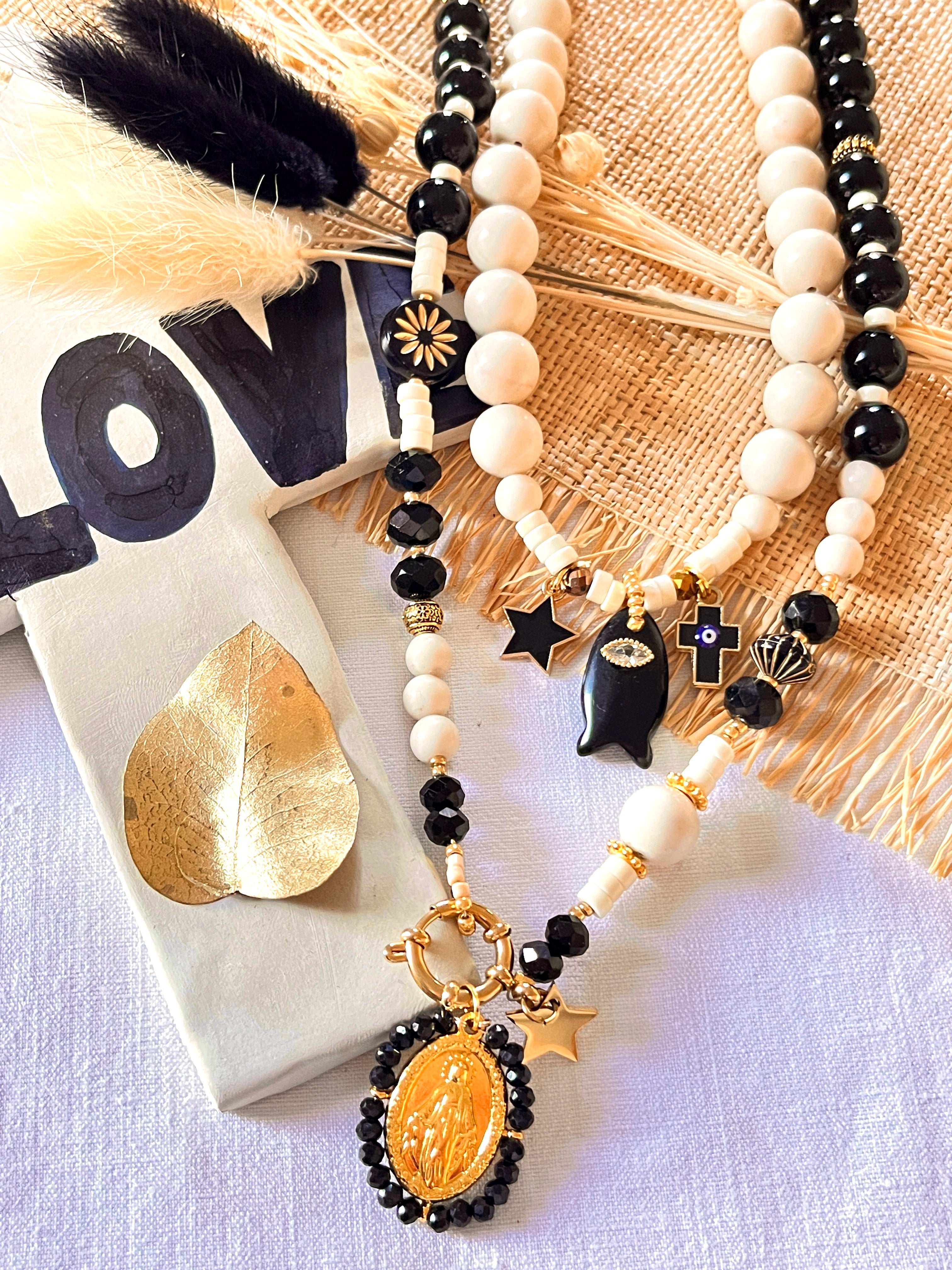 Arun- Collier noir et ivoire et sa médaille perlée Ma boutique