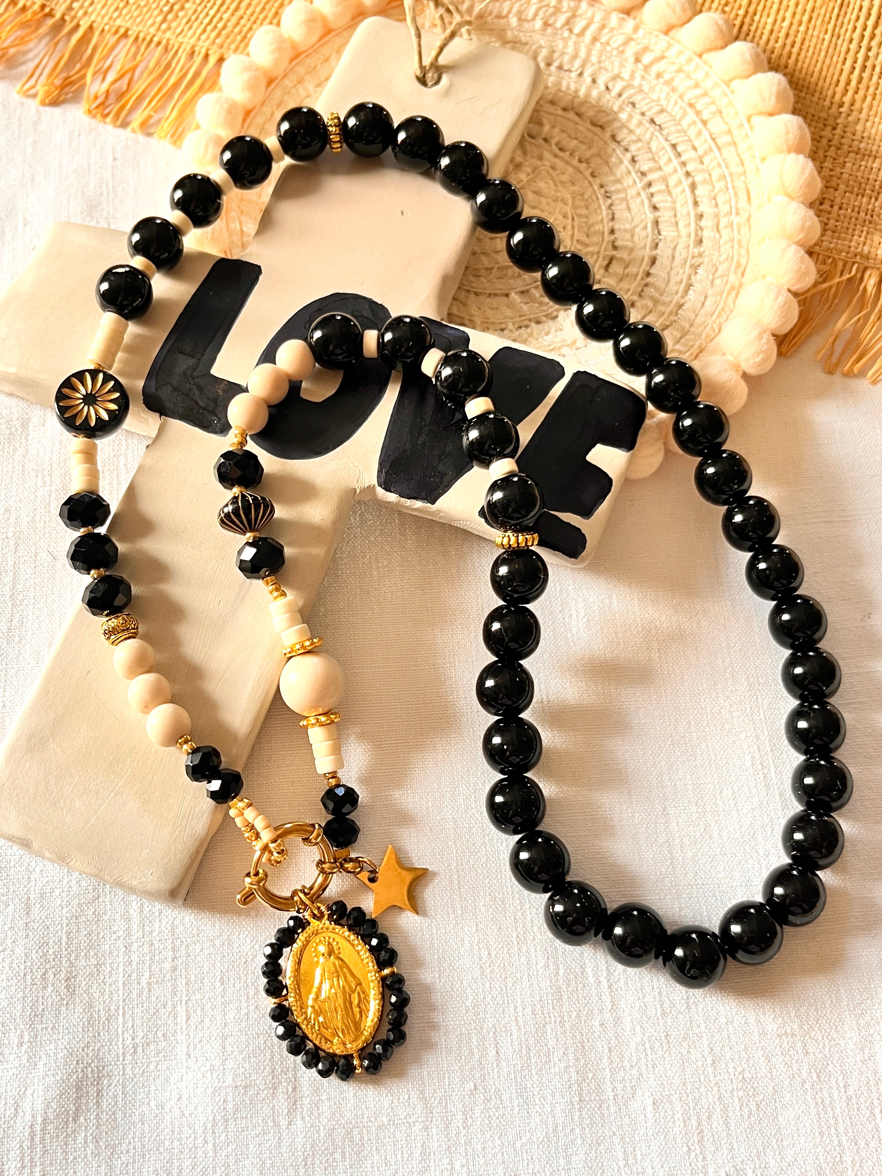 Arun- Collier noir et ivoire et sa médaille perlée Ma boutique