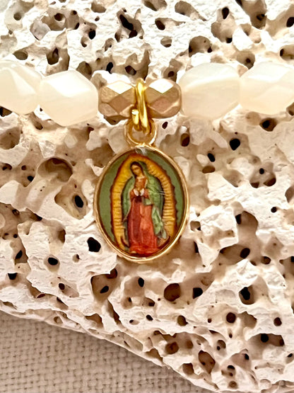 Médali - Bracelet en perles de nacre et médaille dorée Arastuce