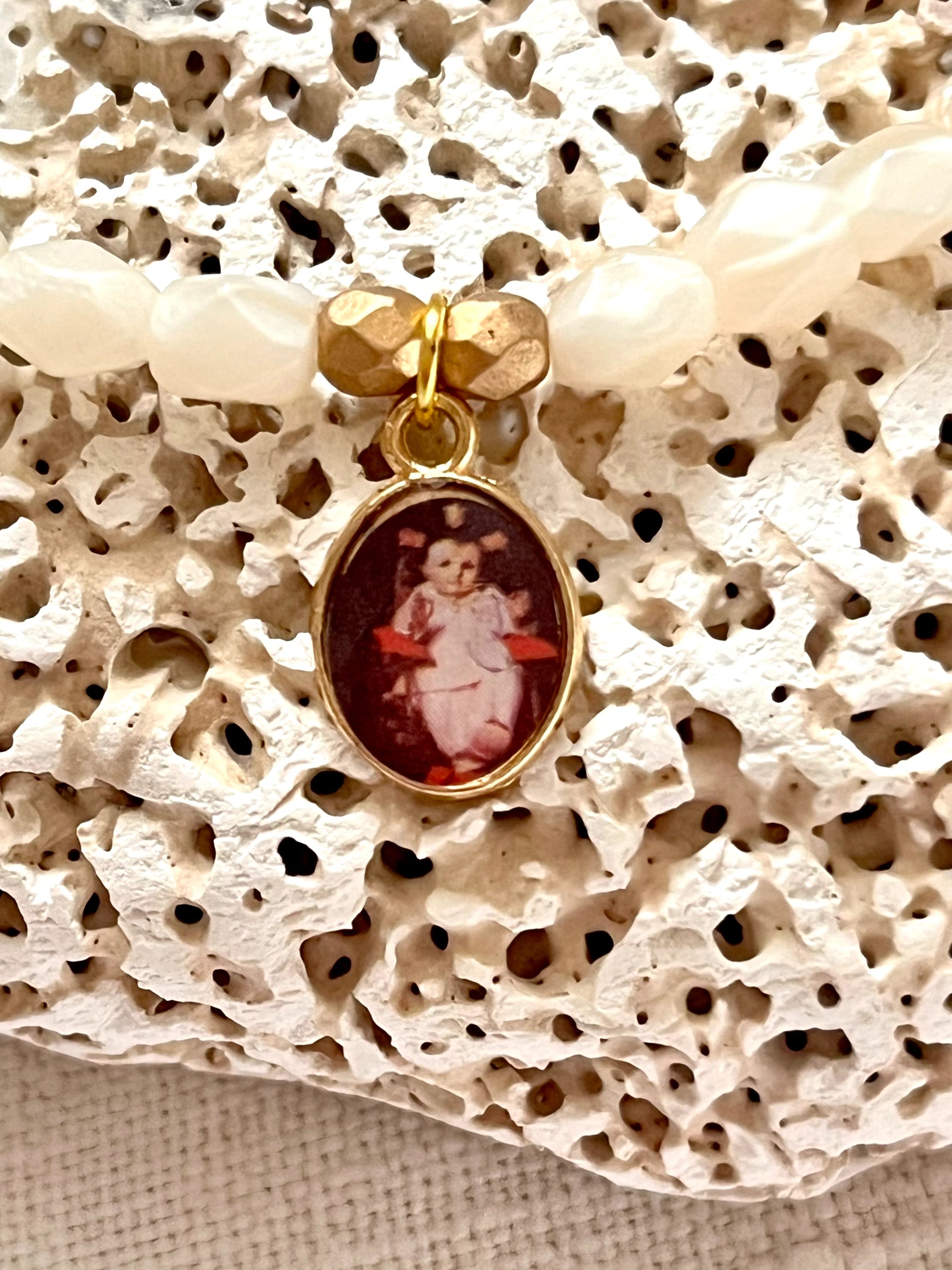 Médali - Bracelet en perles de nacre et médaille dorée Arastuce