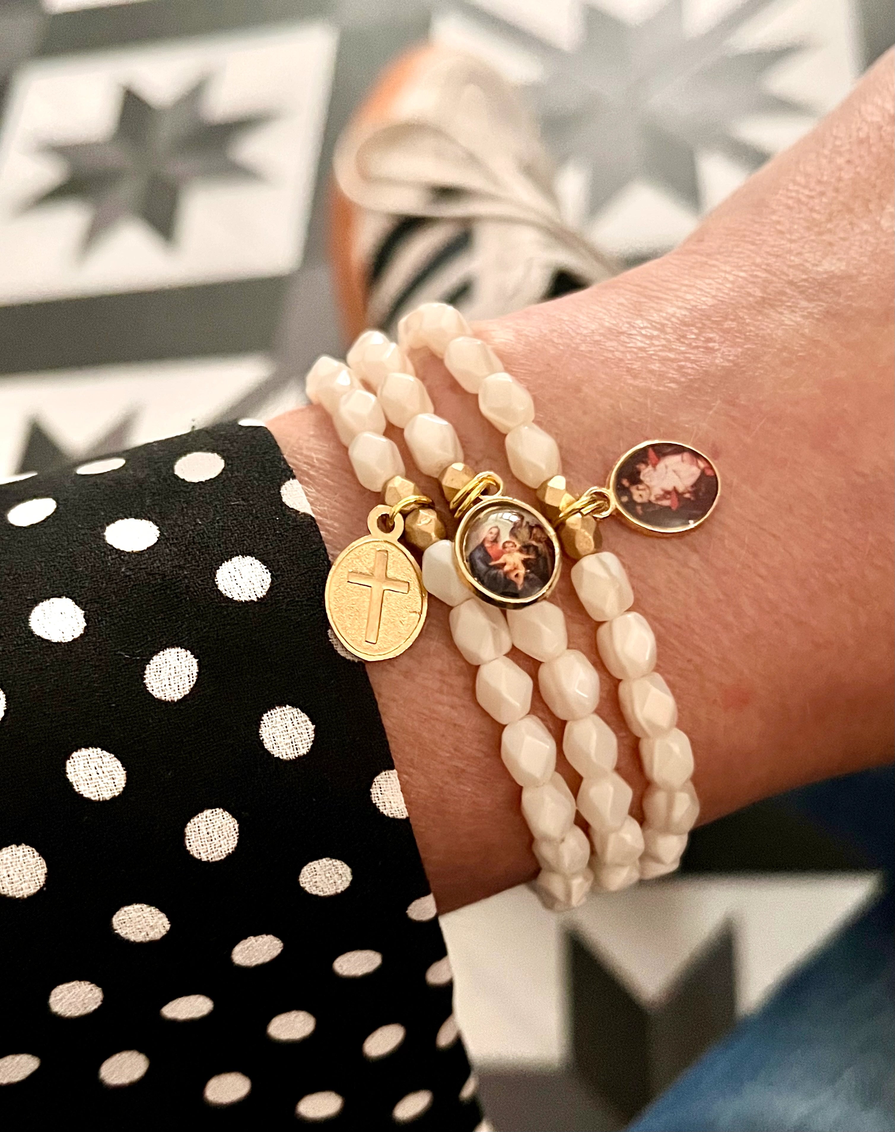 Médali - Bracelet en perles de nacre et médaille dorée Arastuce