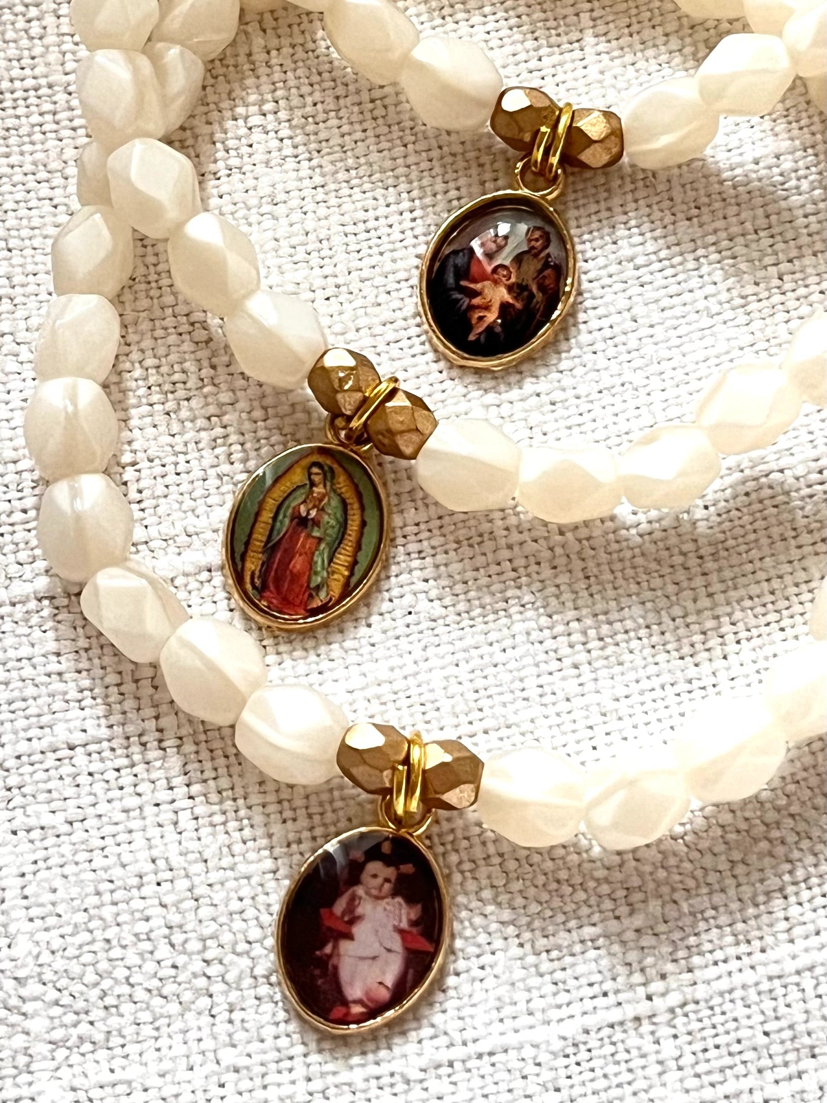Médali - Bracelet en perles de nacre et médaille dorée Arastuce