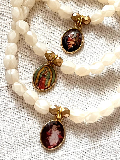Médali - Bracelet en perles de nacre et médaille dorée Arastuce