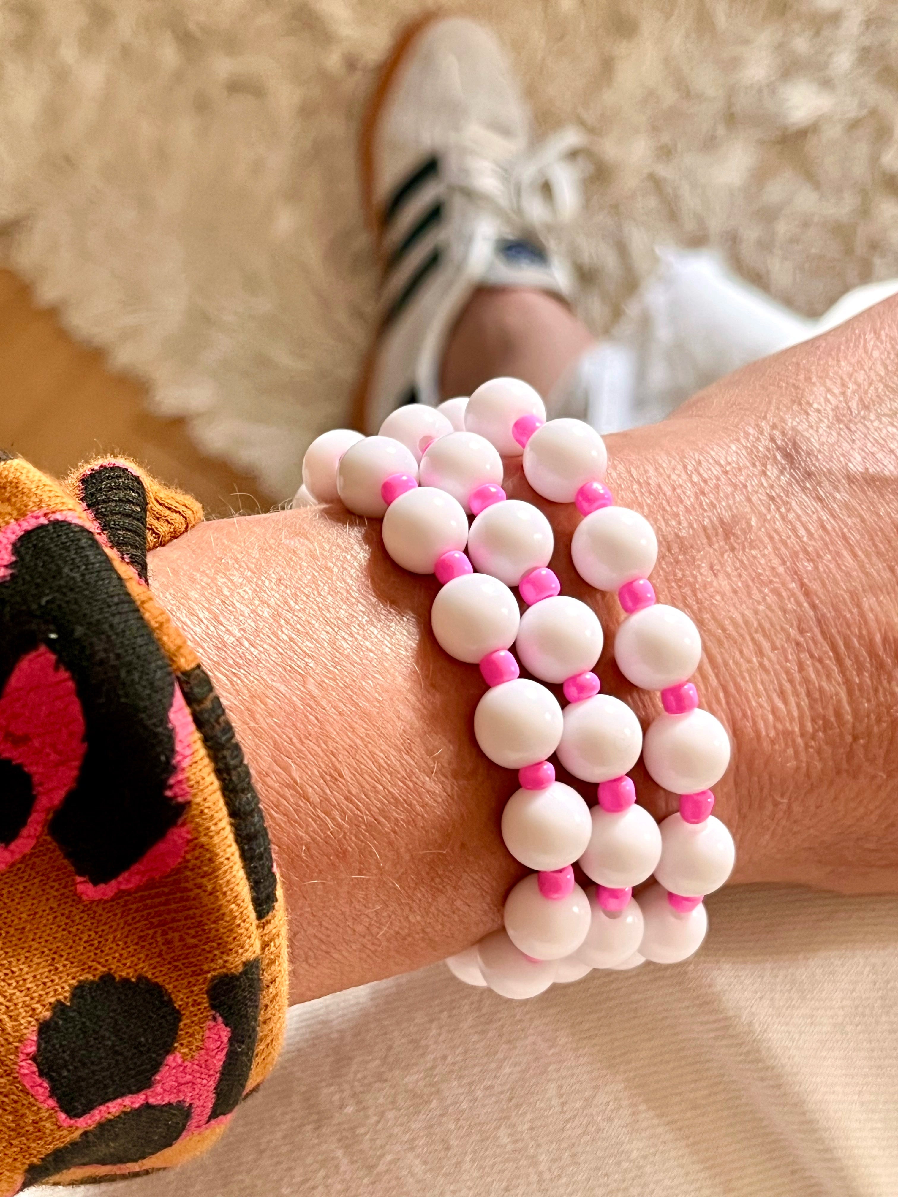 ZIGGY Blanc Rose – Bracelet perle blanche & rocaille rose bonbon Arastuce