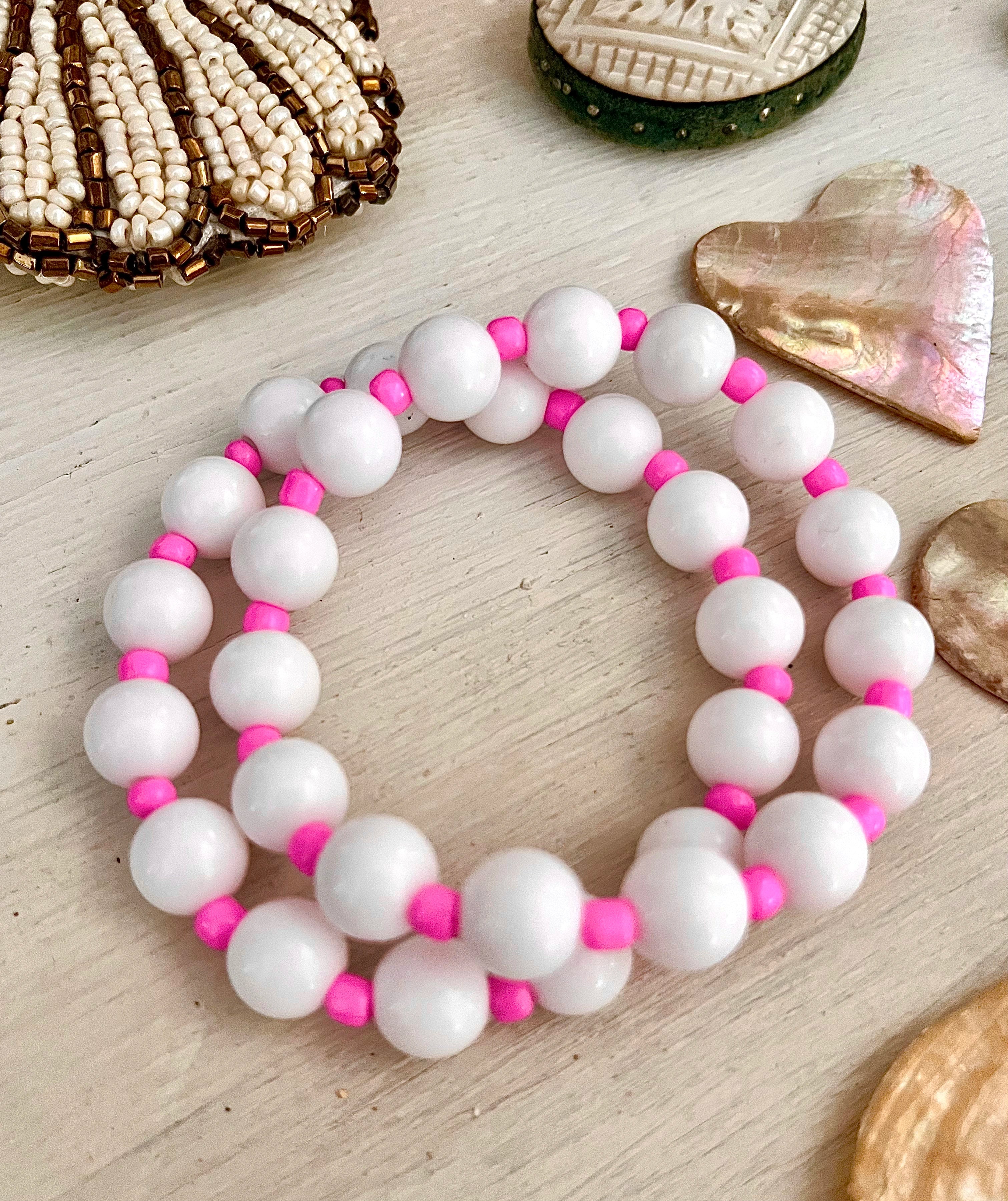 ZIGGY Blanc Rose – Bracelet perle blanche & rocaille rose bonbon Arastuce