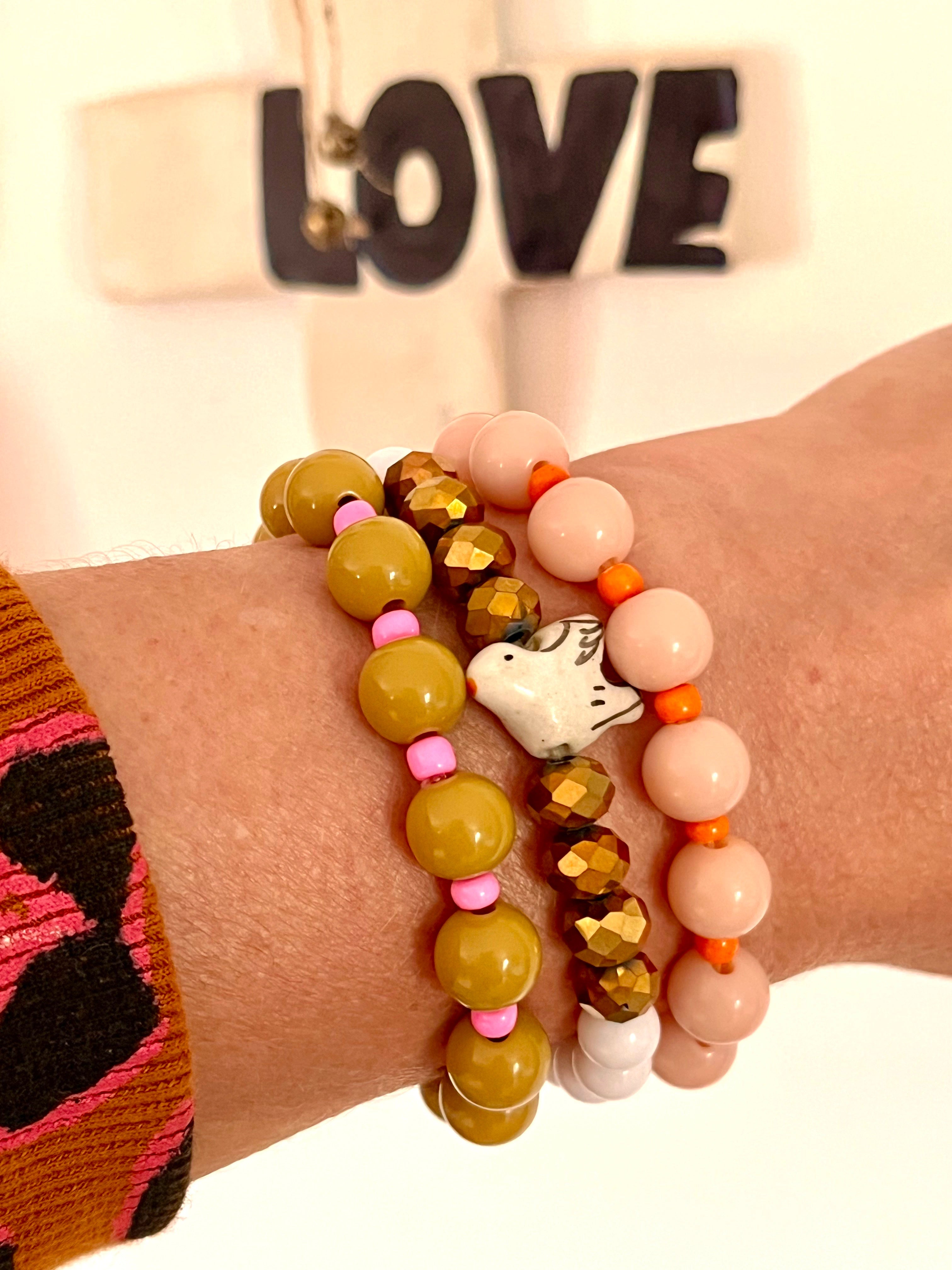 ZIGGY Olive – Bracelet perle olive & détail rose bonbon Arastuce