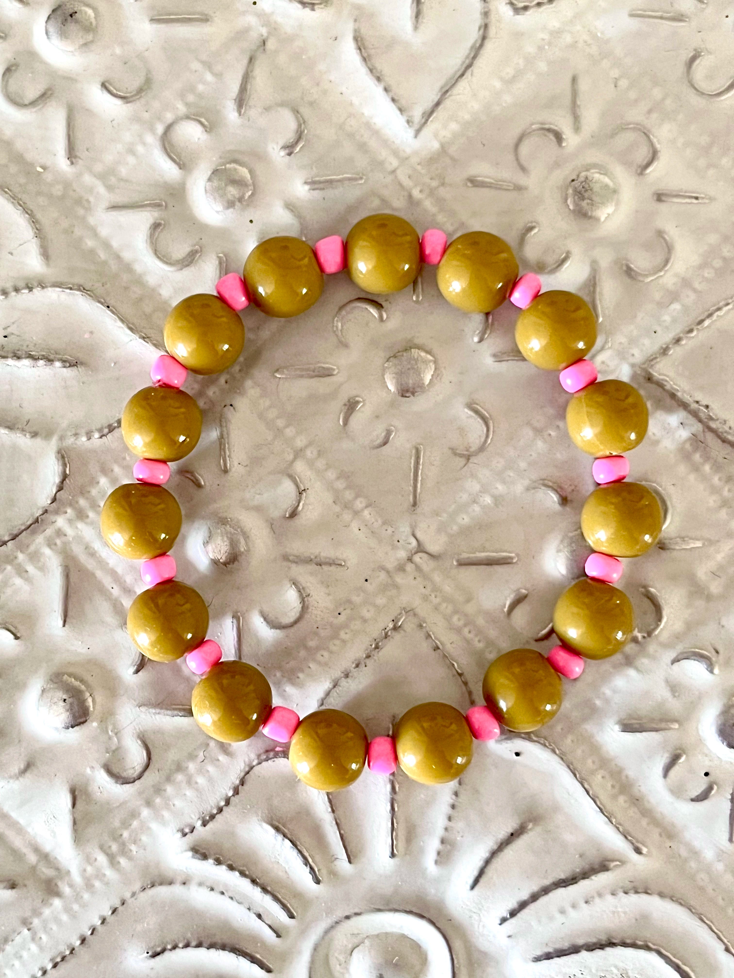 ZIGGY Olive – Bracelet perle olive & détail rose bonbon Arastuce