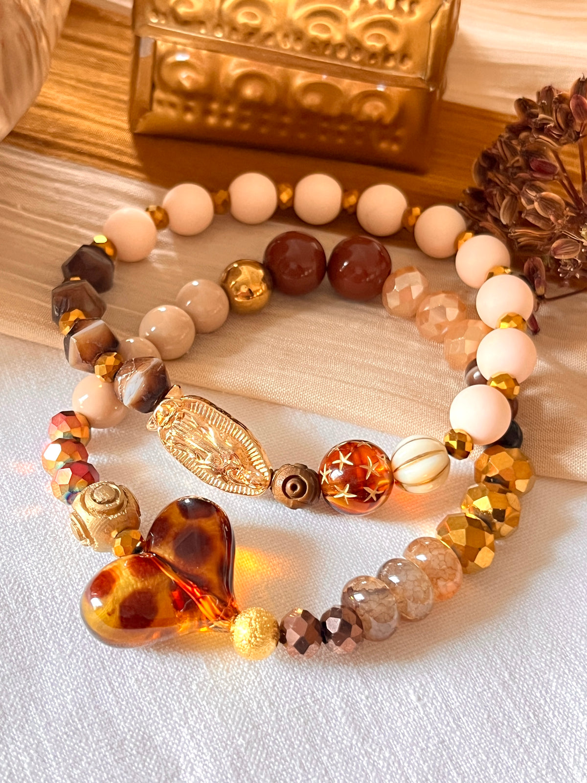 Charly – Bracelet multi perles et son coeur écaille