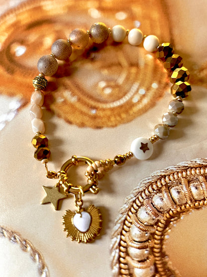 Smile B. – Bracelet perles fermoir et charm's Blancs Arastuce