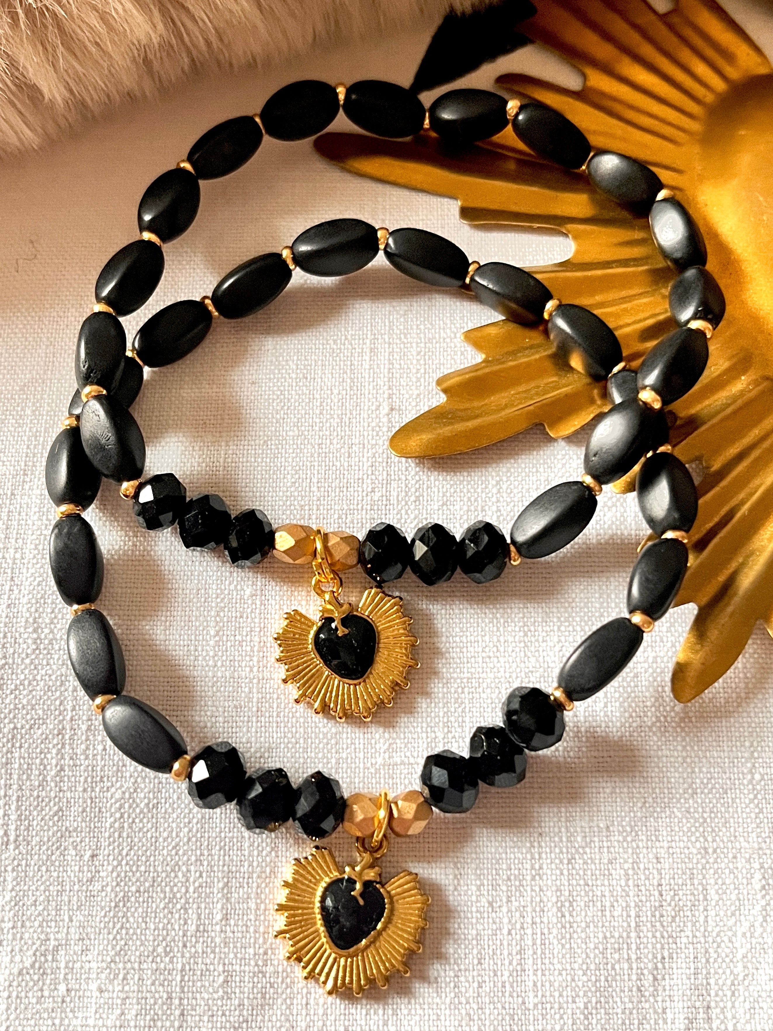 Coraly – Bracelet perles chapelet & coeur ex voto noir