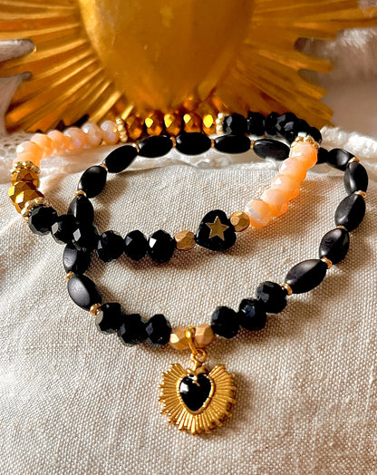 Coraly – Bracelet perles chapelet & coeur ex voto noir