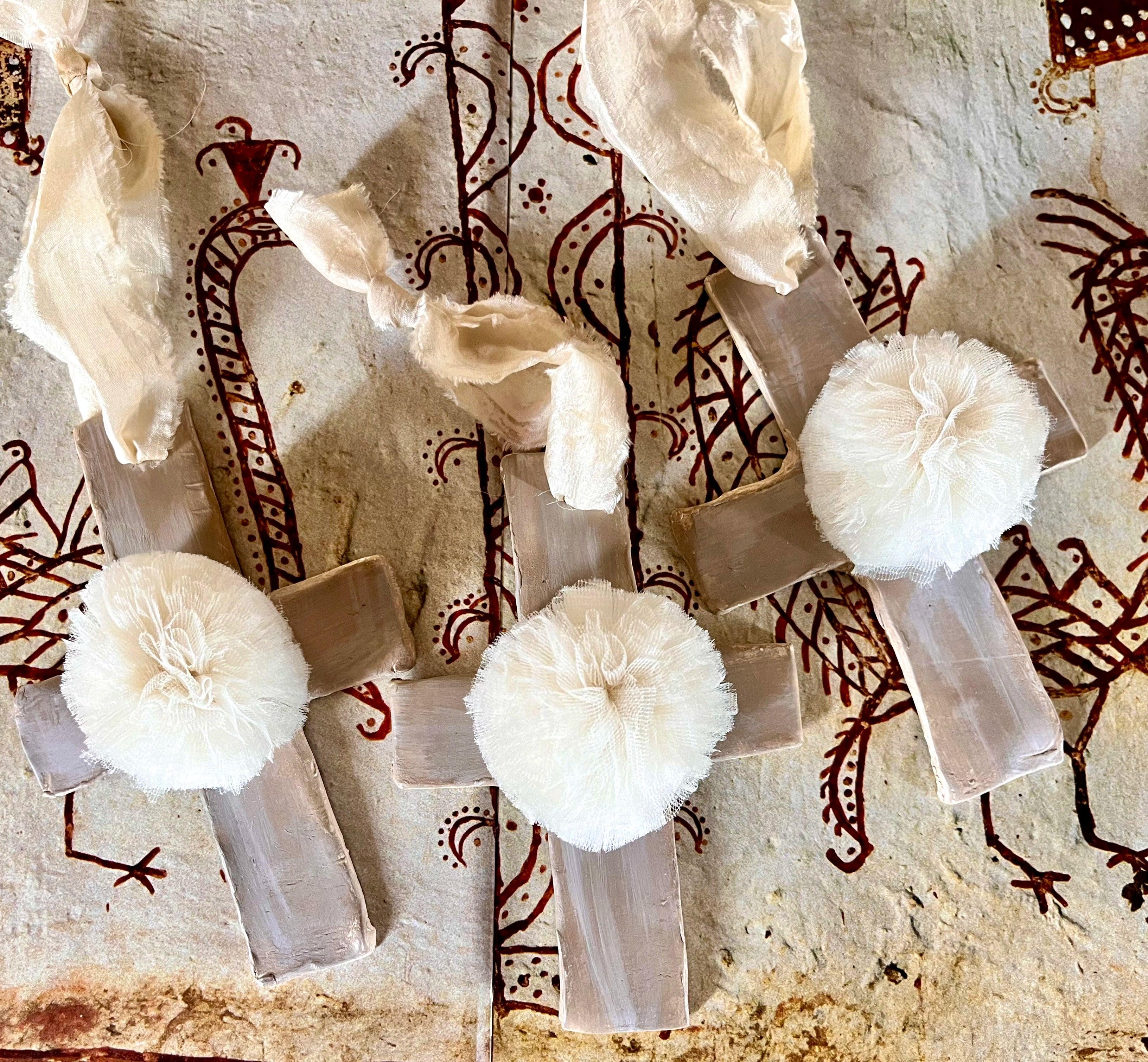 Croix Pompon de tulle – Objet déco Arastuce
