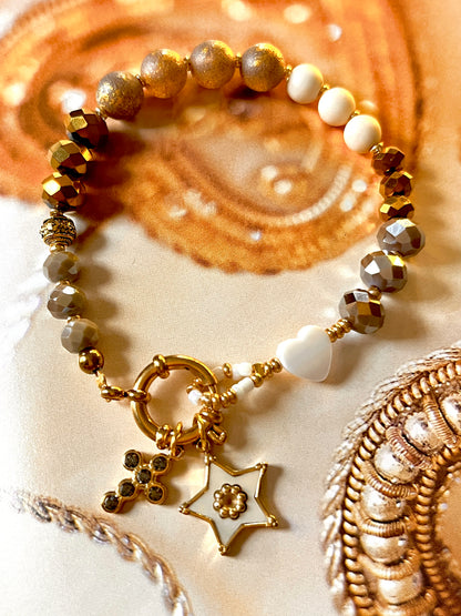 Smile B. – Bracelet perles fermoir et charm's Blancs Arastuce