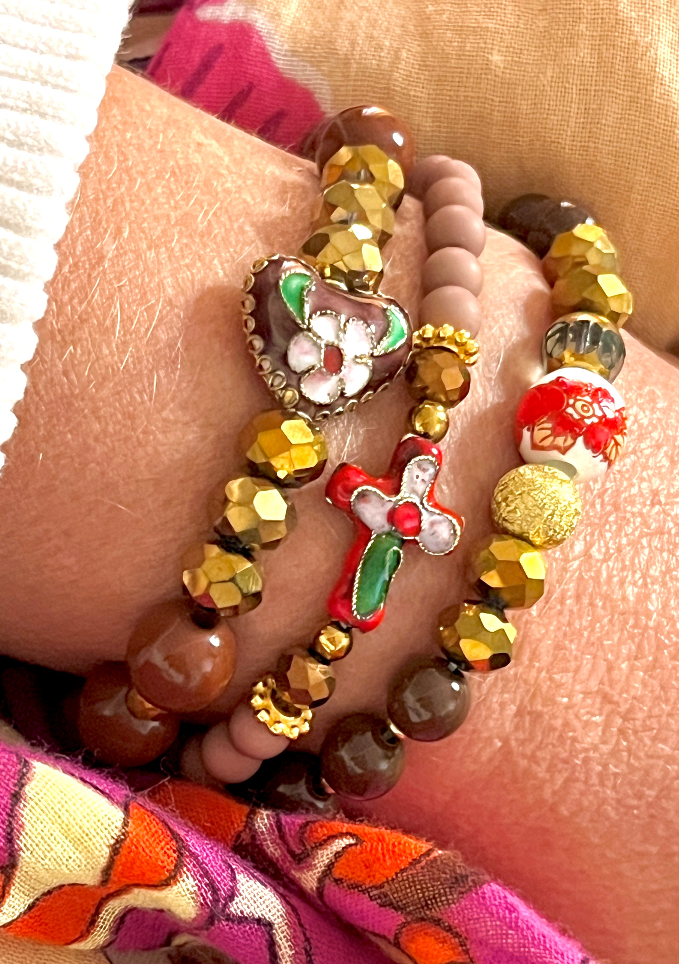 Jany – Bracelet croix fleuri rouge