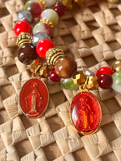 Madone rouge – Bracelet multi perles & médaille vierge rouge