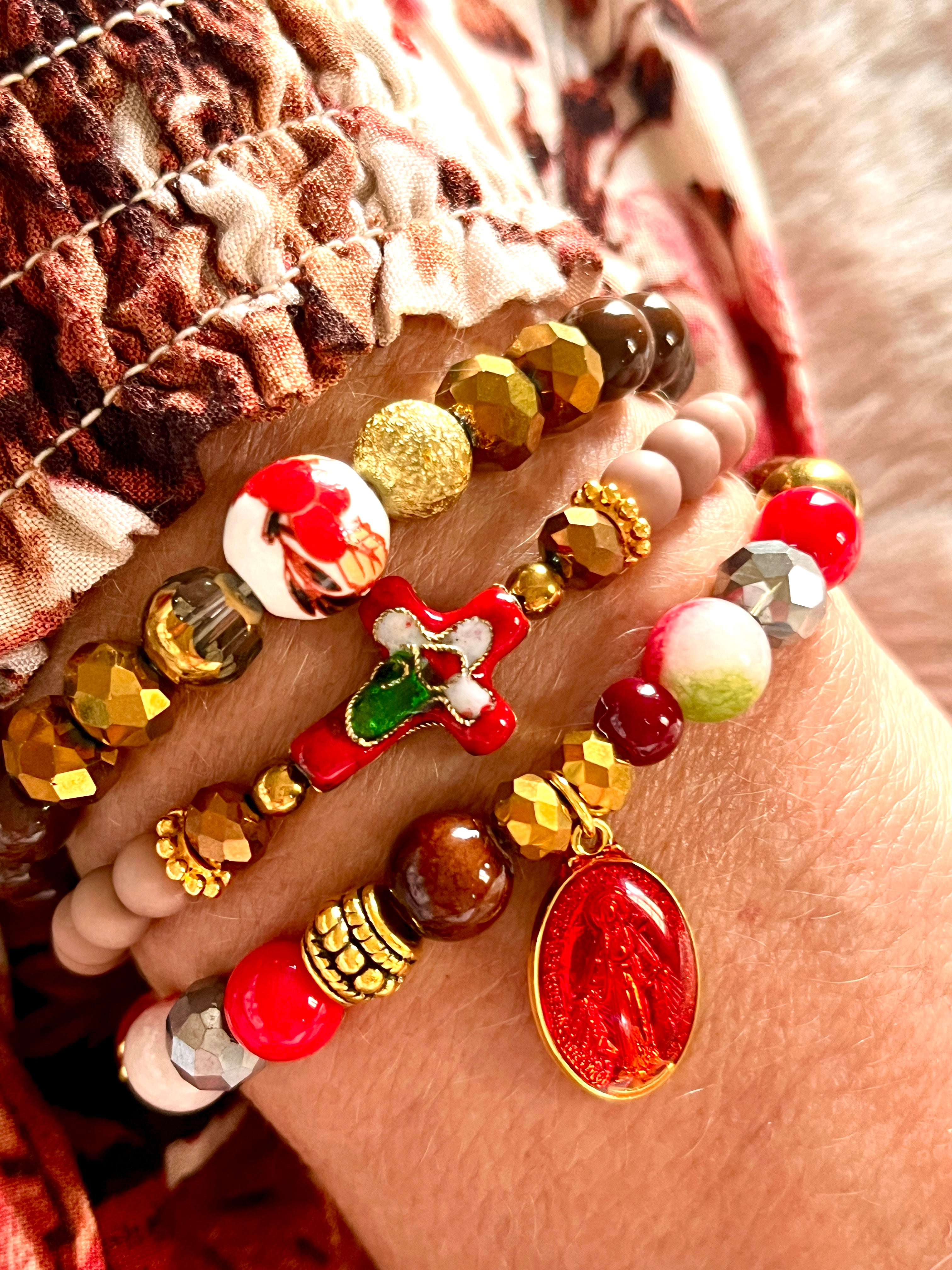 Madone rouge – Bracelet multi perles & médaille vierge rouge